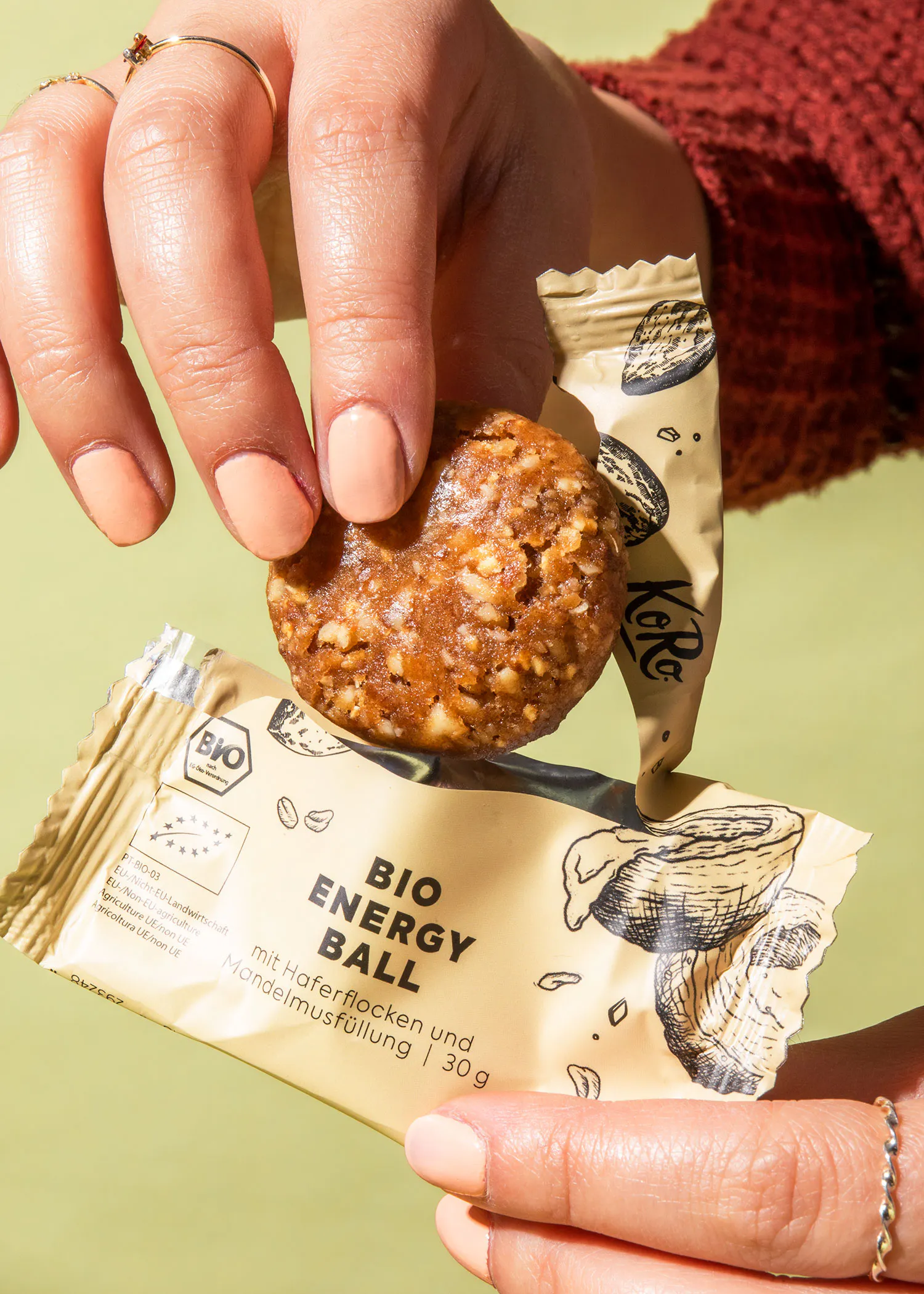 une personne tient une balle d' énergie bio à la main