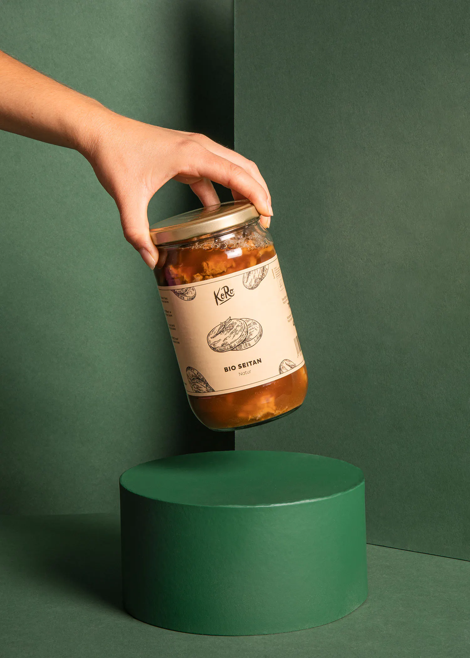 Eine Person hält ein Glas Big Biryan in der Hand