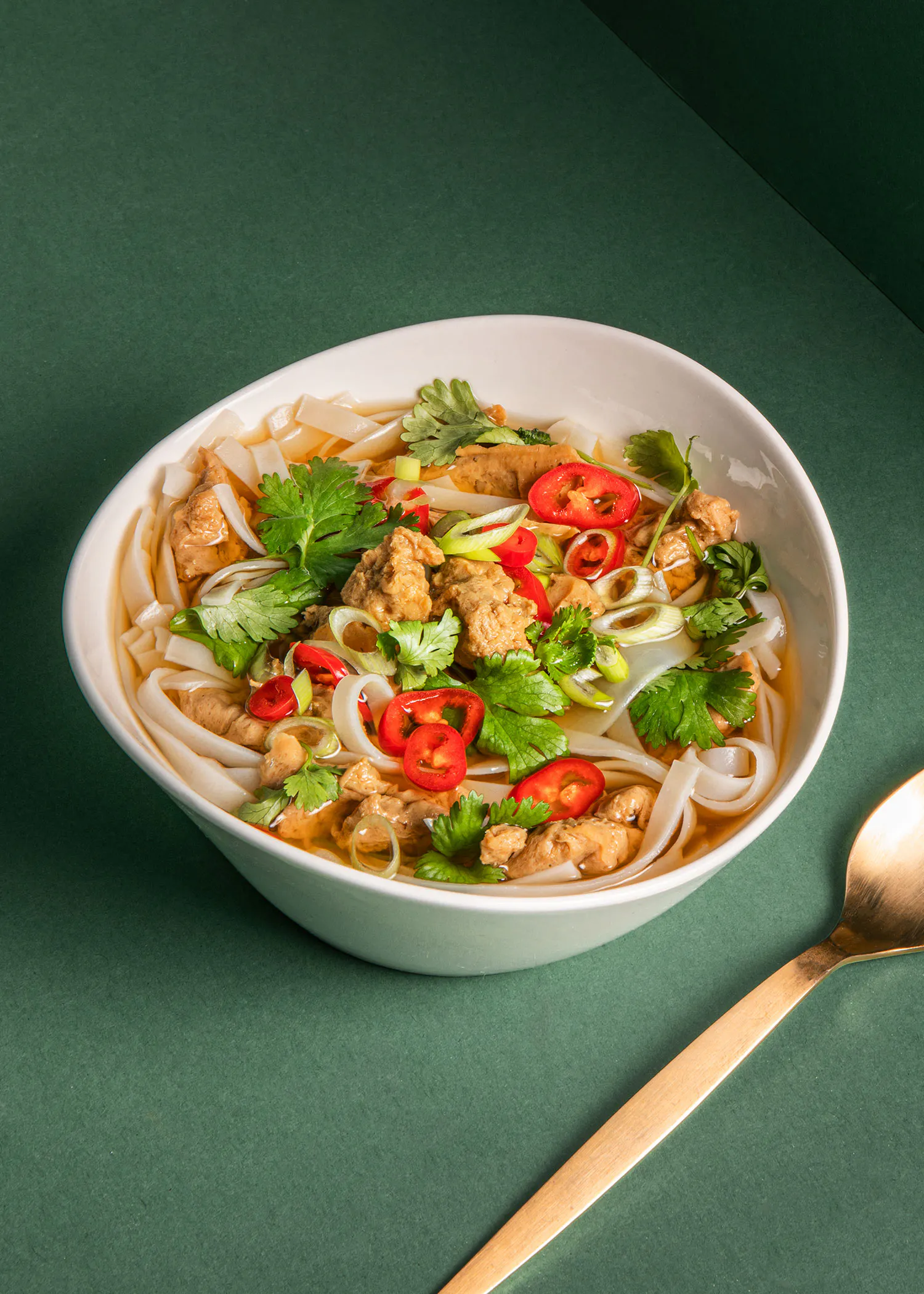 un bol de soupe avec des nouilles et des légumes