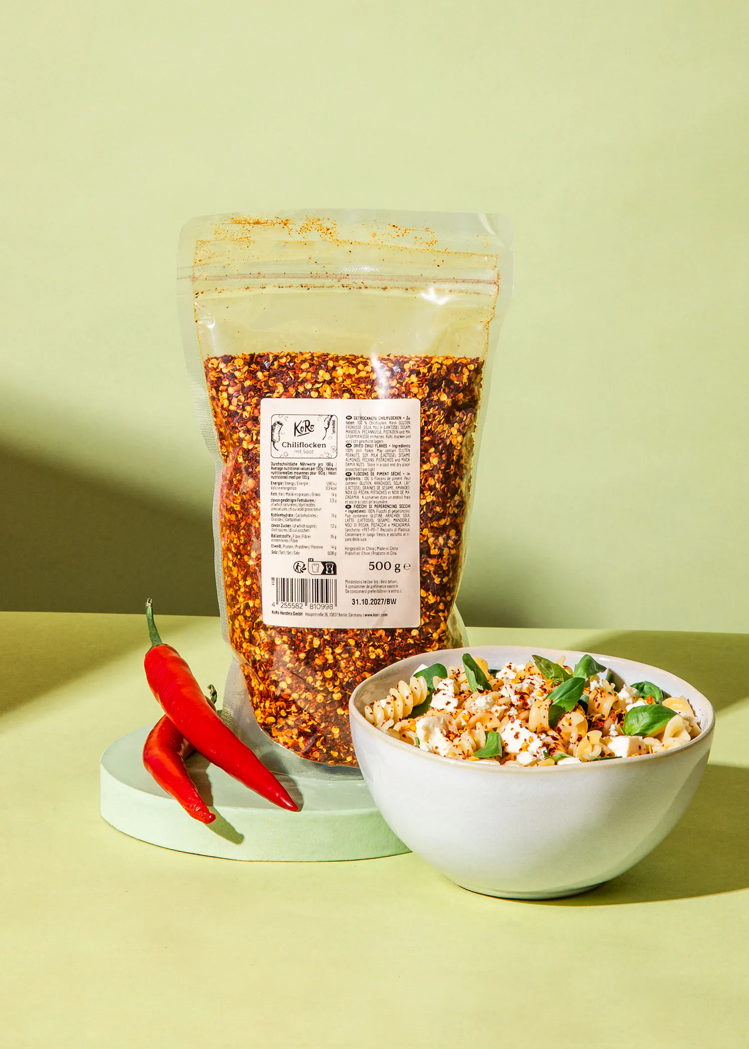 un tazón de palomitas de maíz junto a una bolsa de popcorn picante