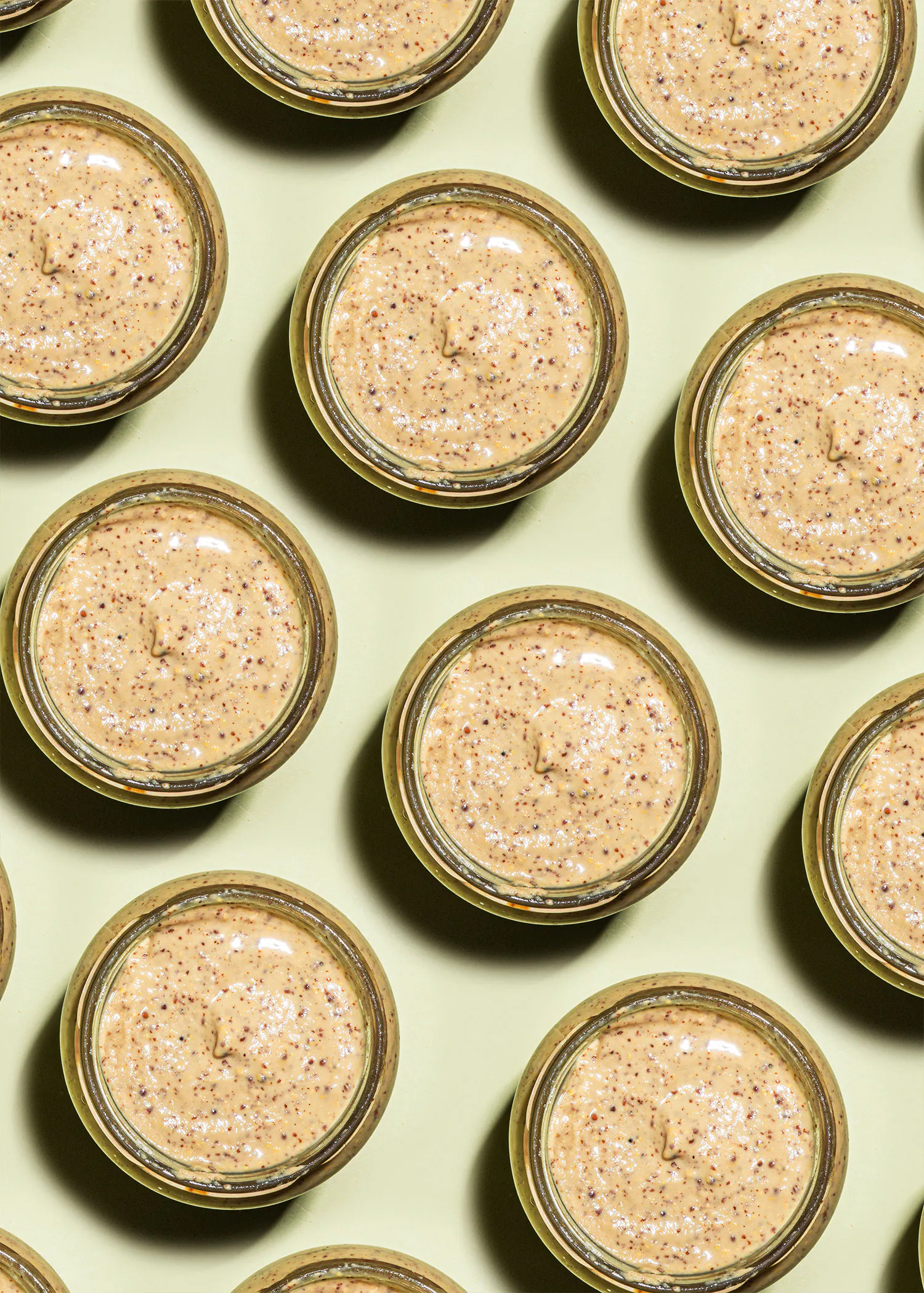 un motif de bocaux remplis de sauce sur fond vert