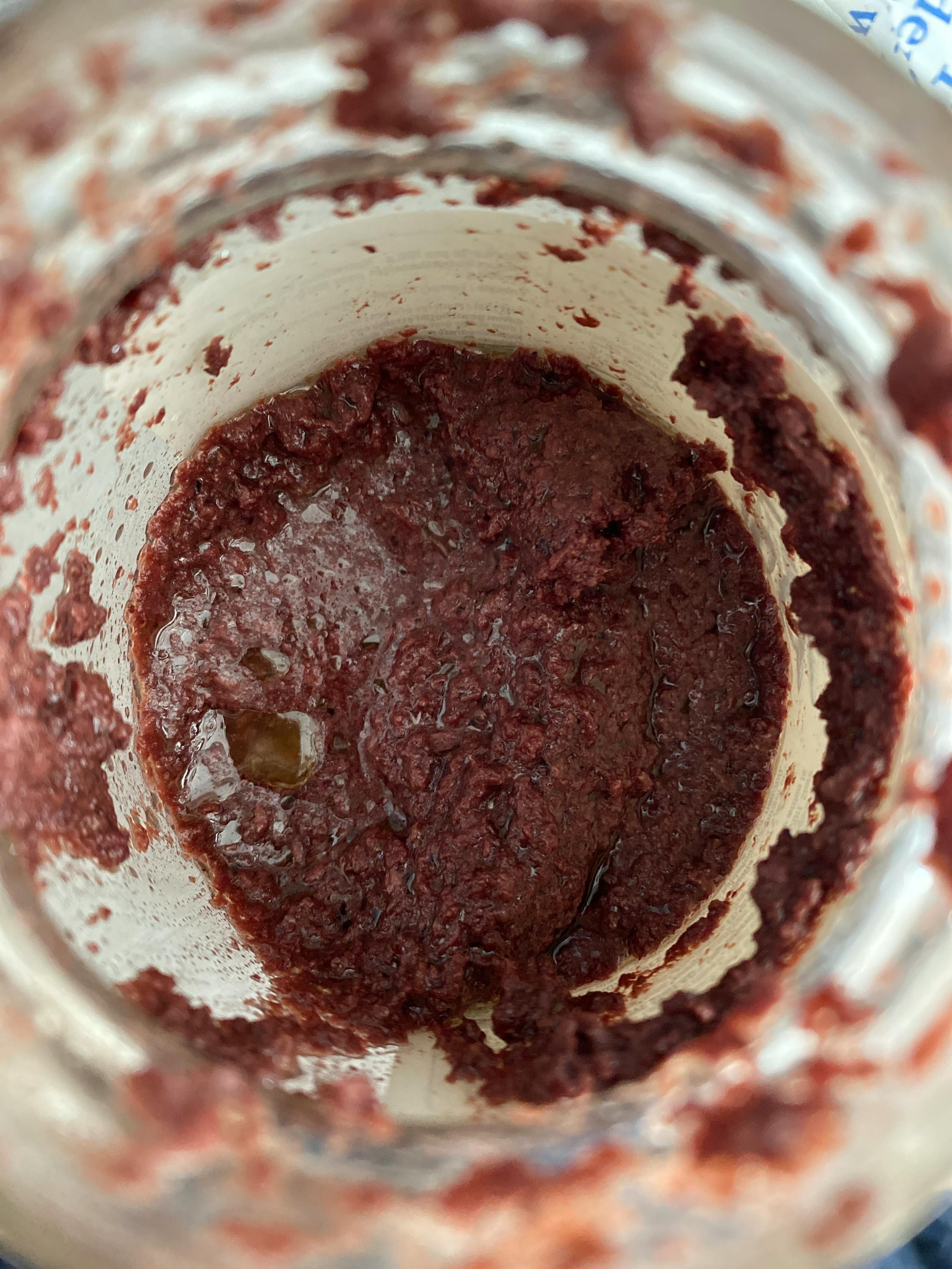 eine Nahaufnahme einer braunen Flüssigkeit in einem Gläser