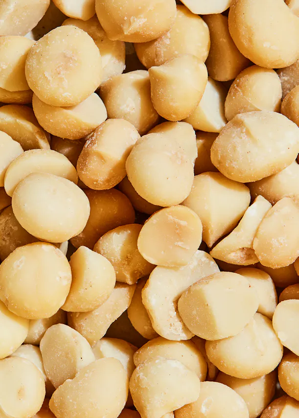 eine Nahaufnahme eines Haufens zerkleinerter Erdnüsse