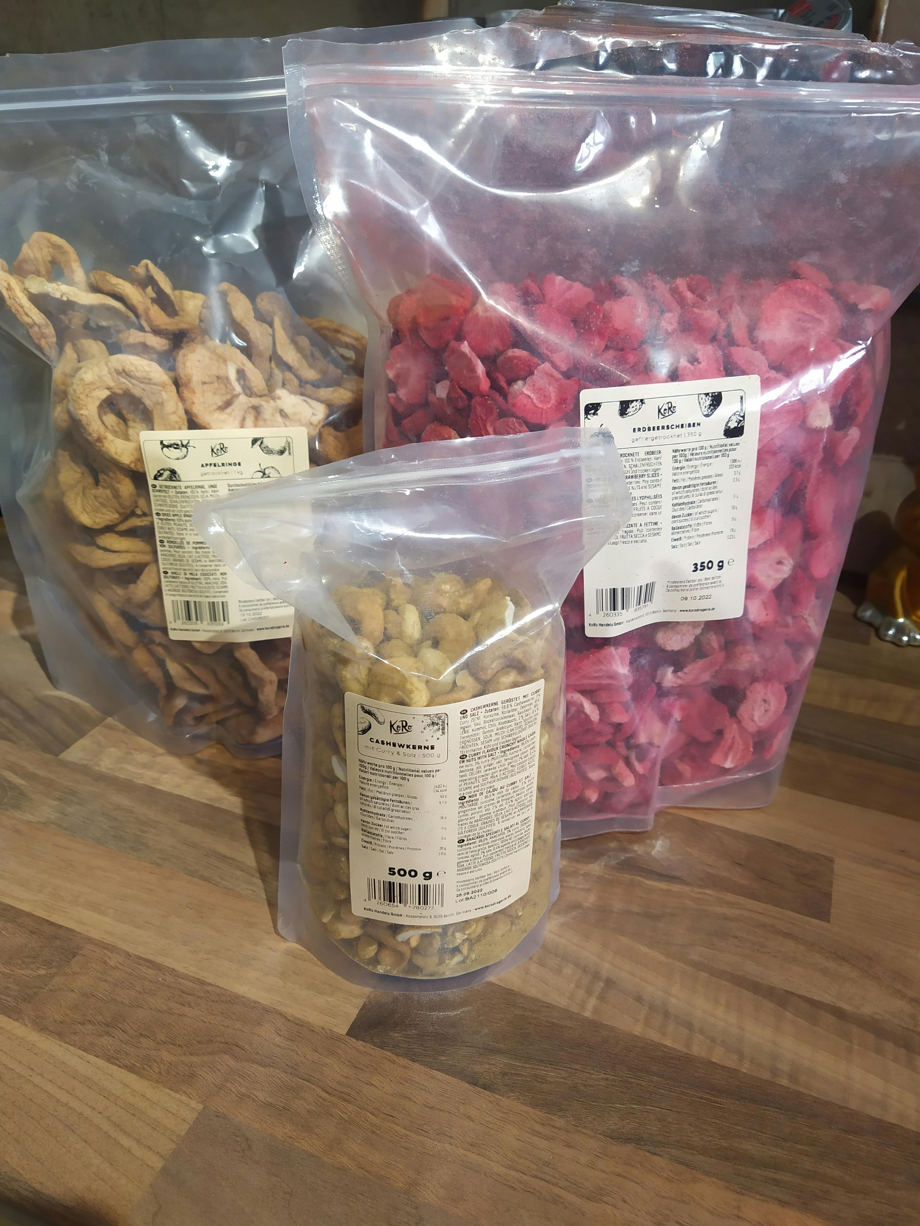 drei Plastiktüten liegen auf einem Holztisch nebeneinander