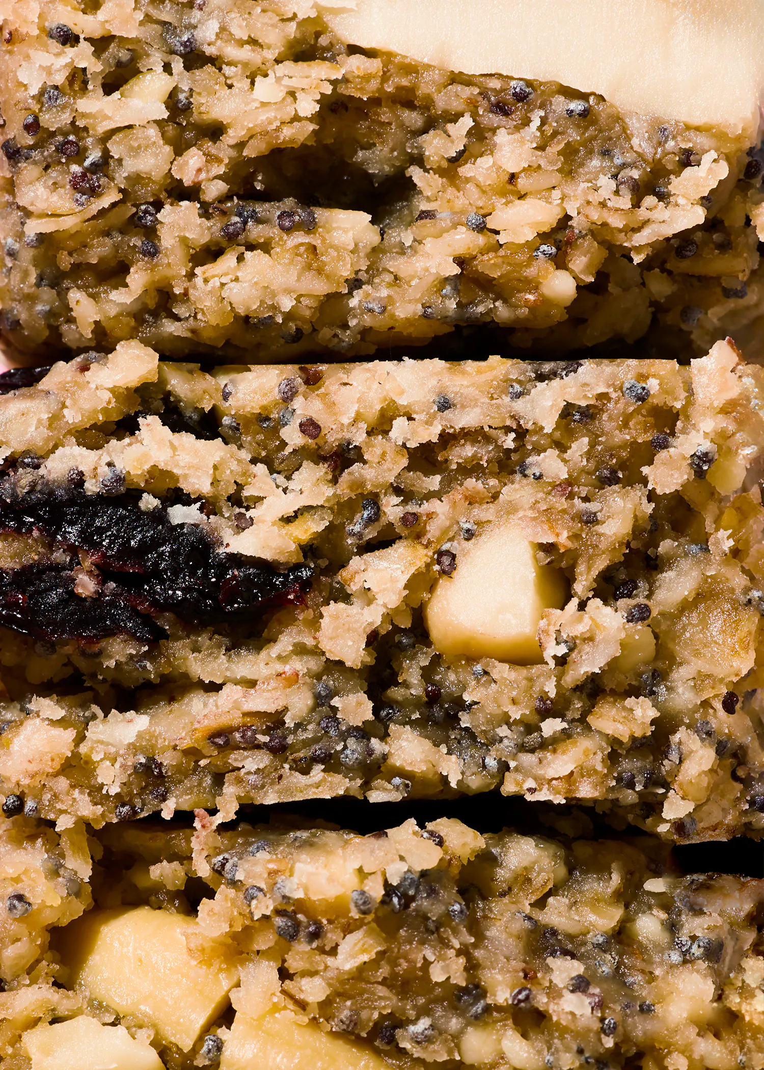 un gros plan d' une barre de céréales empilée