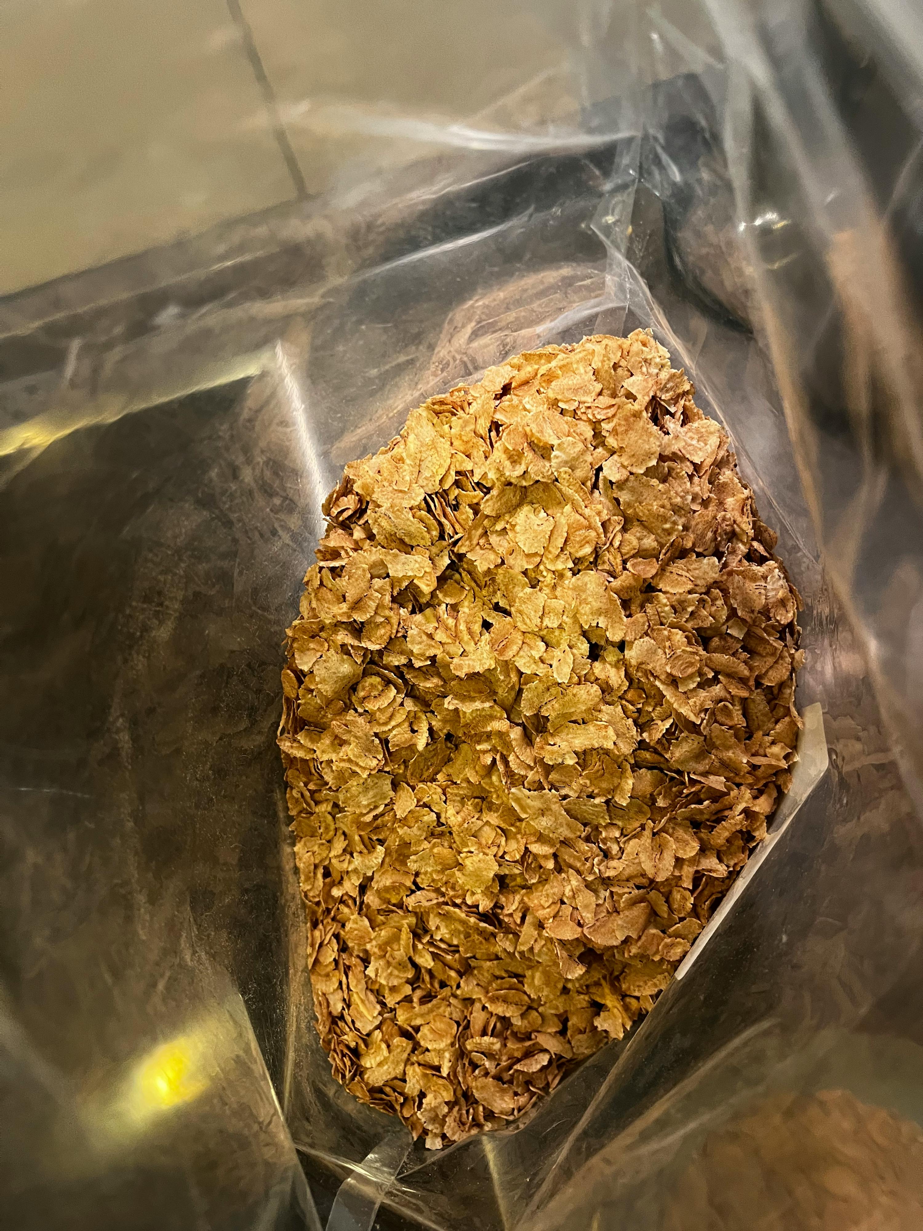 un gros tas de flocons d' avoine dans un sac en plastique