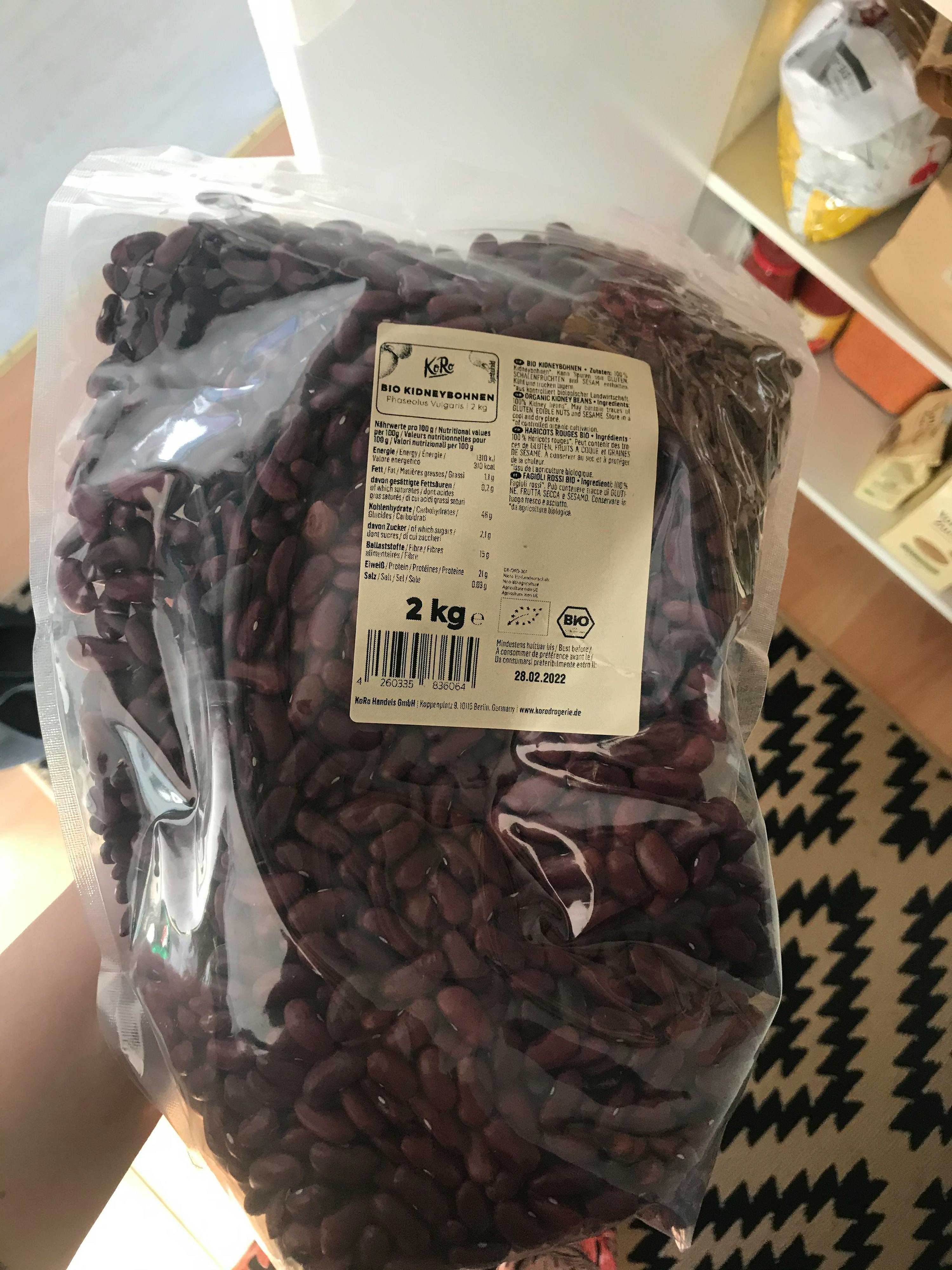 a bag of beans with a label that says 2 kg on it