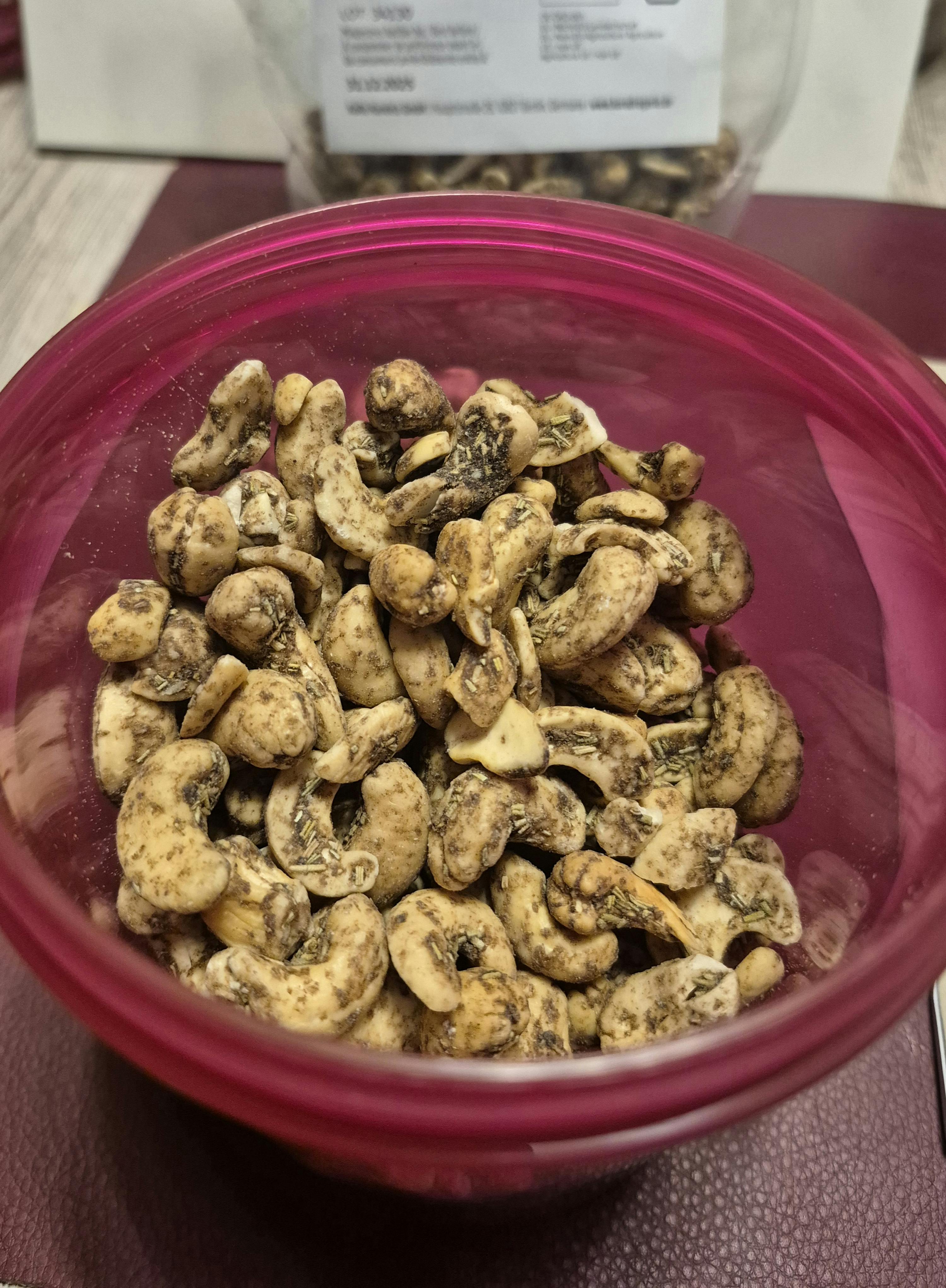 una ciotola rosa piena di noci di anacardi