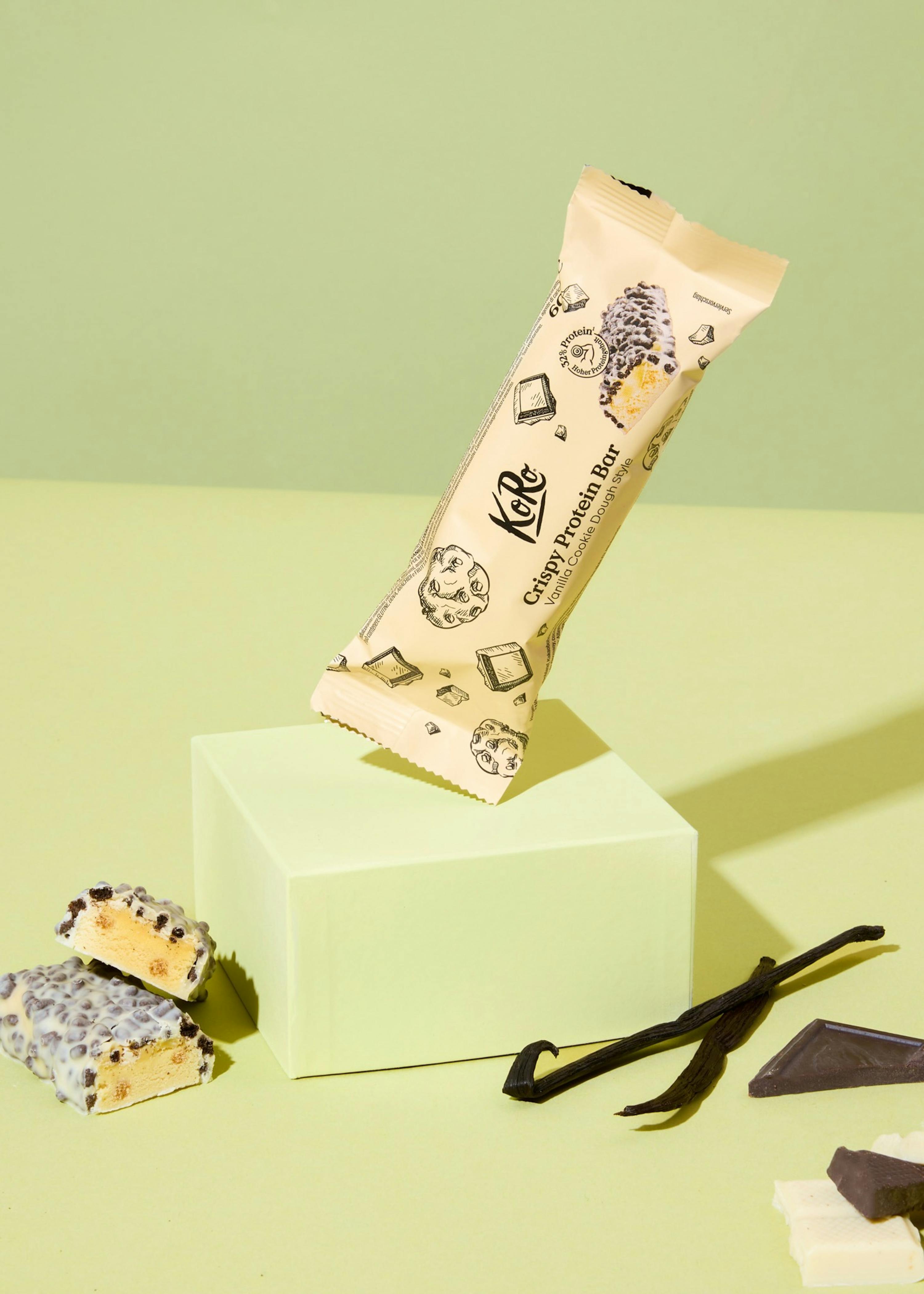 eine koko crisp protein bar liegt auf einem grünen block