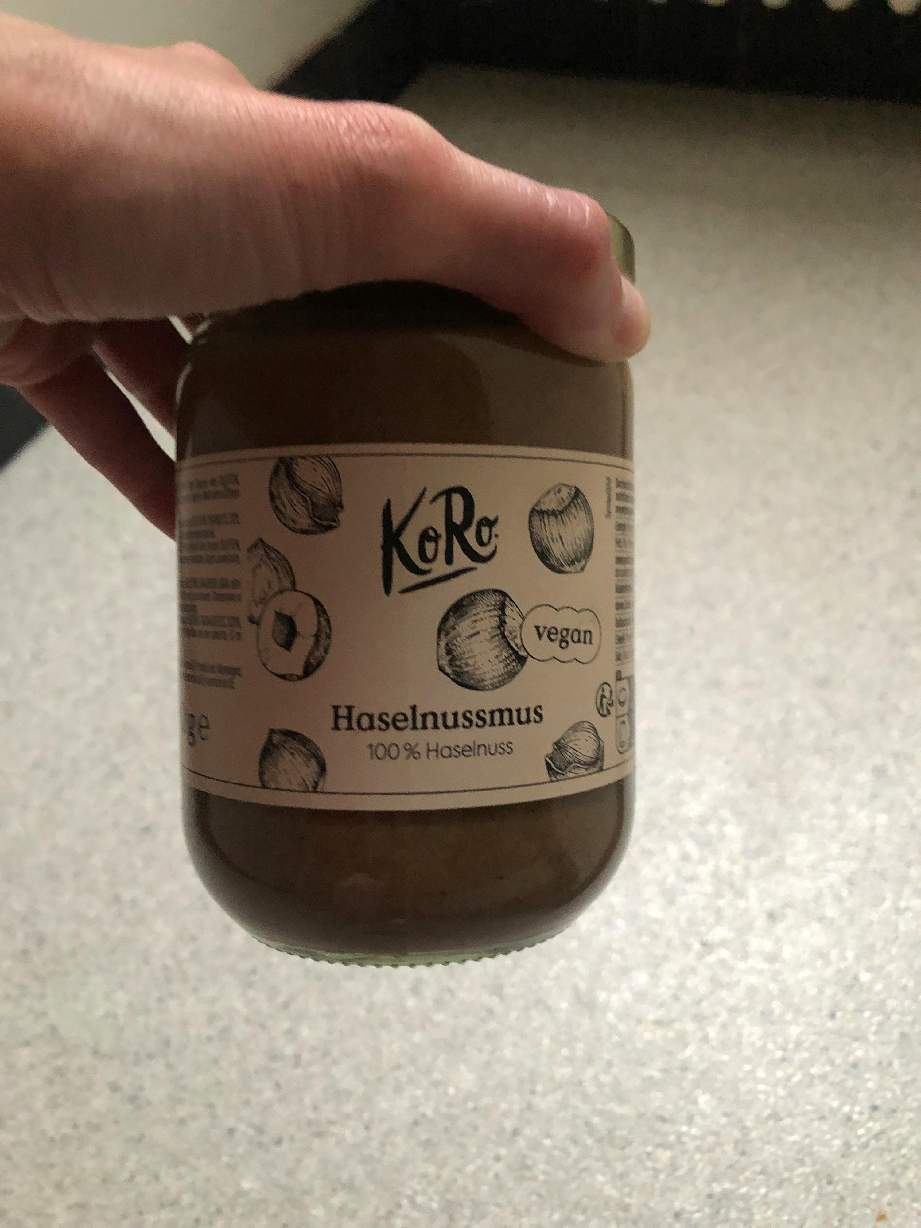 una persona tiene in mano un barattolo di burro di nocciole