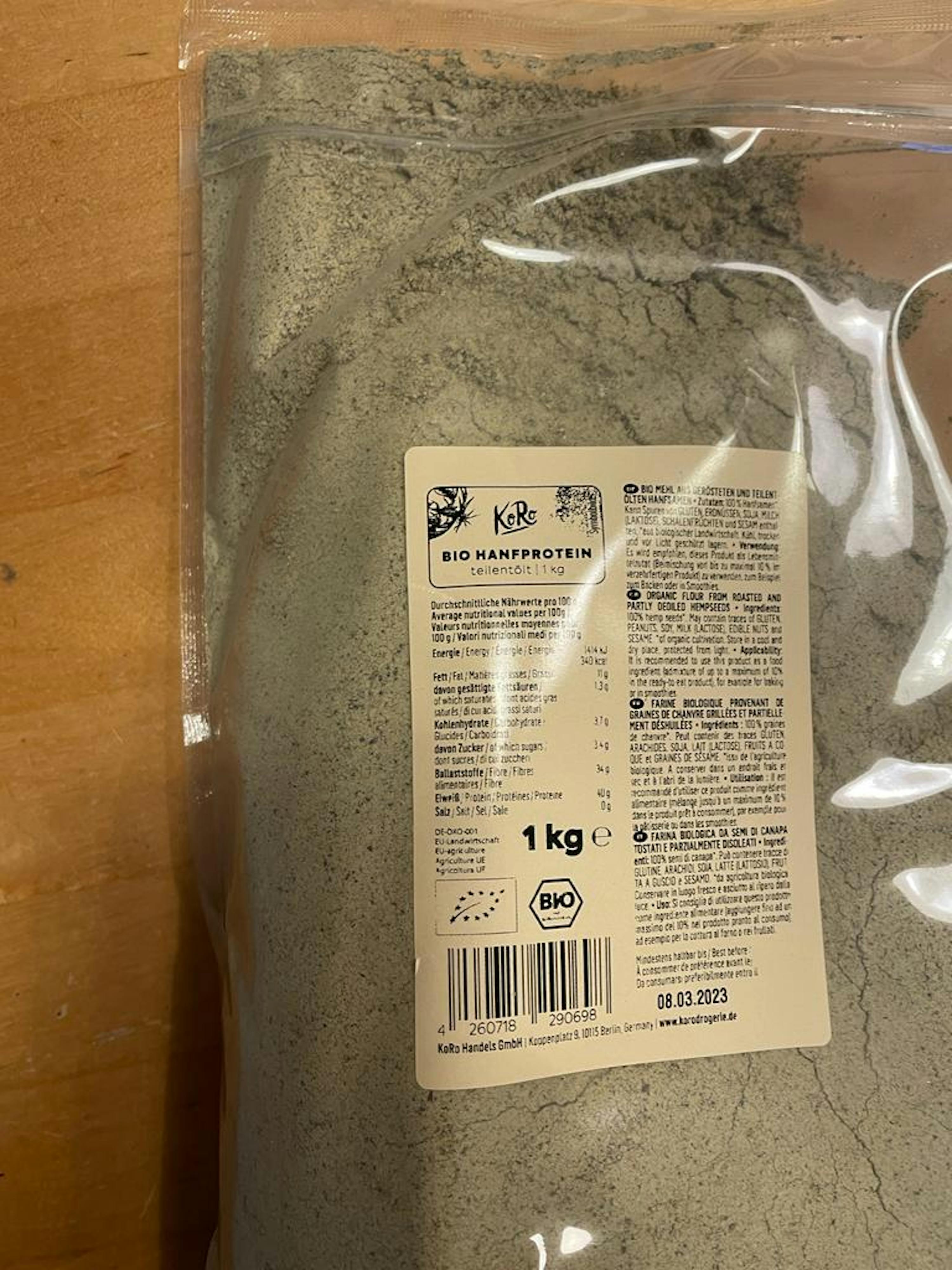 un sacchetto di proteine di canapa biologica è su un tavolo di legno