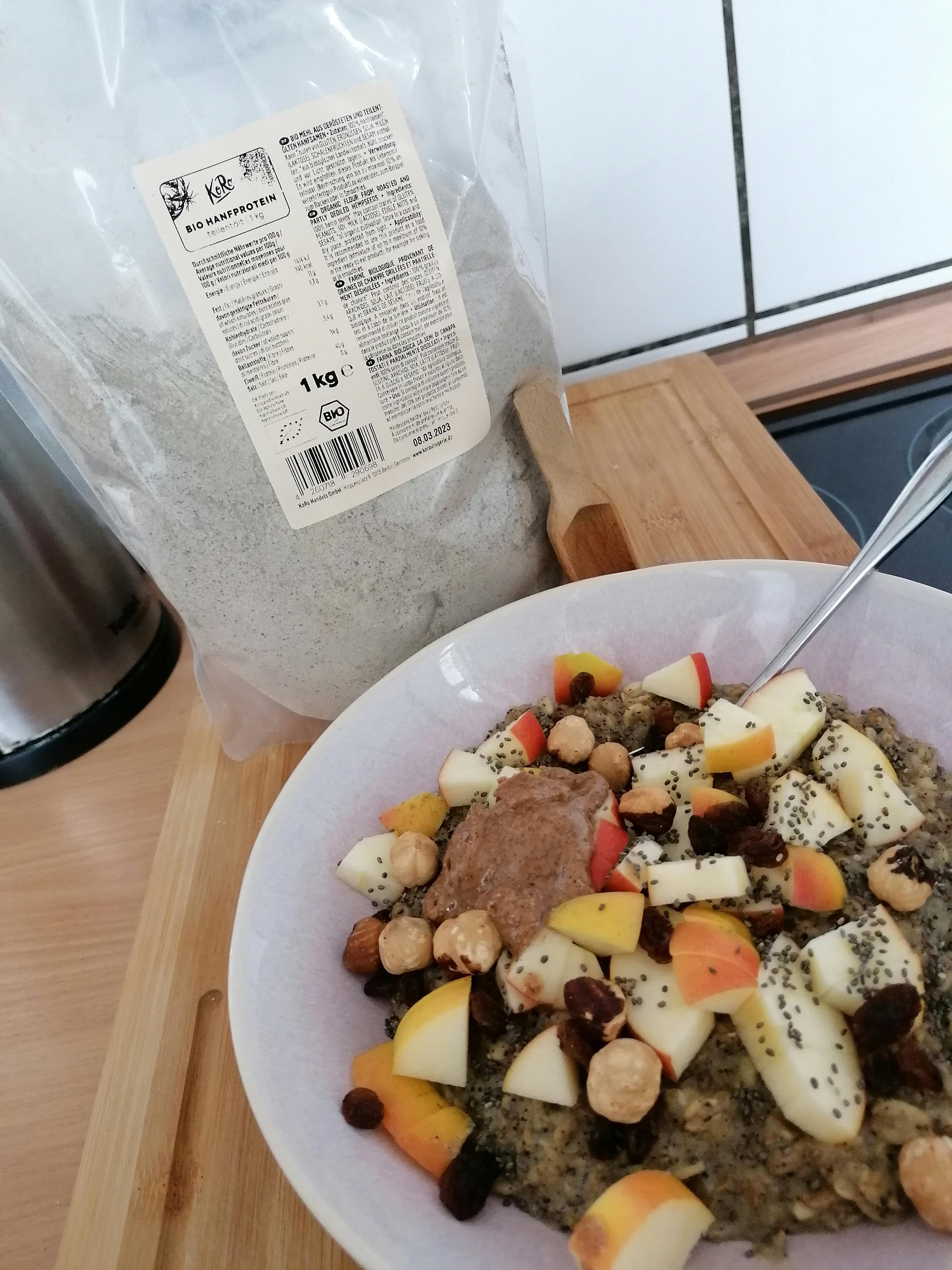 una ciotola di porridge con frutta e noci accanto a un sacchetto di bio haferflocken