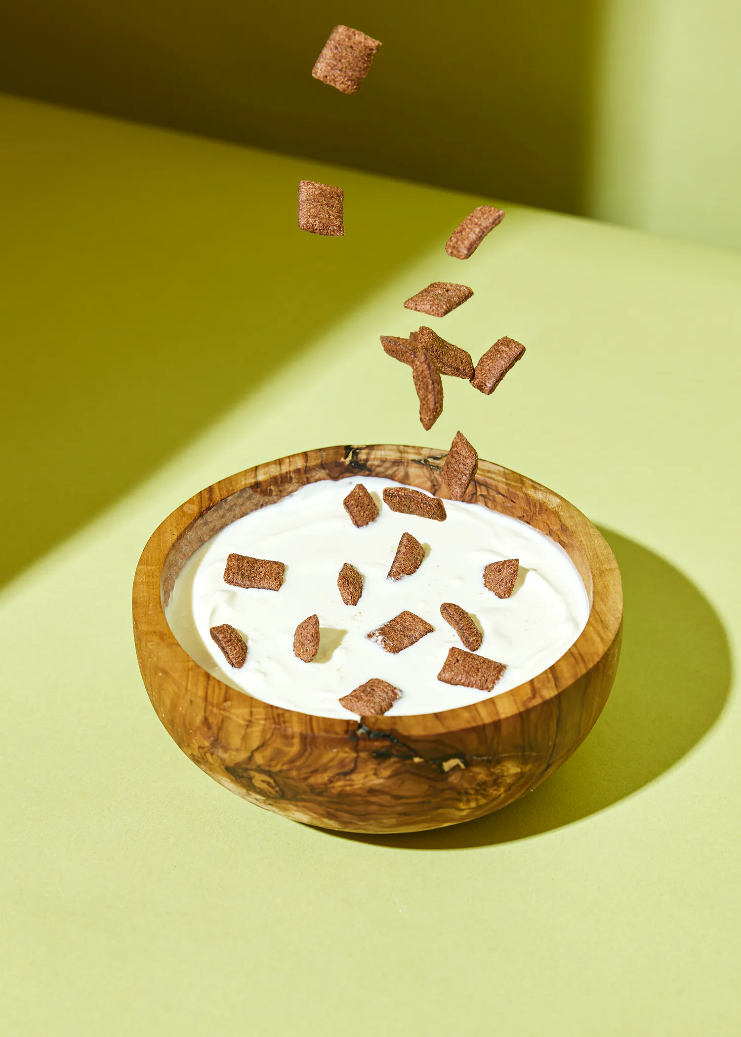 eine Holzschale mit Milch und Schokoladenwürfeln