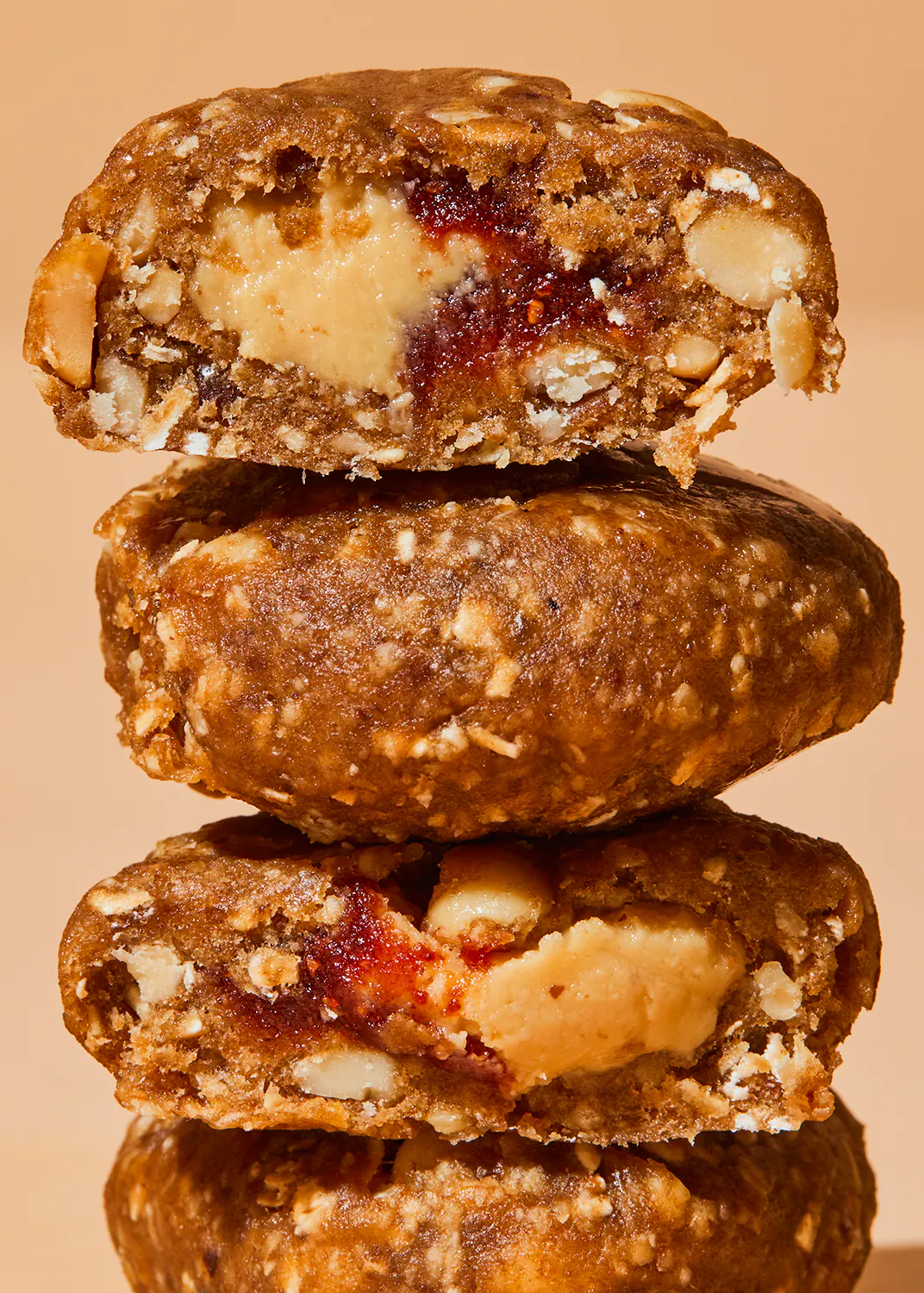 trois biscuits empilés les uns sur les autres avec un morceau coupé