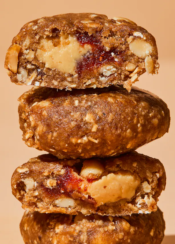 trois biscuits empilés les uns sur les autres avec un morceau coupé