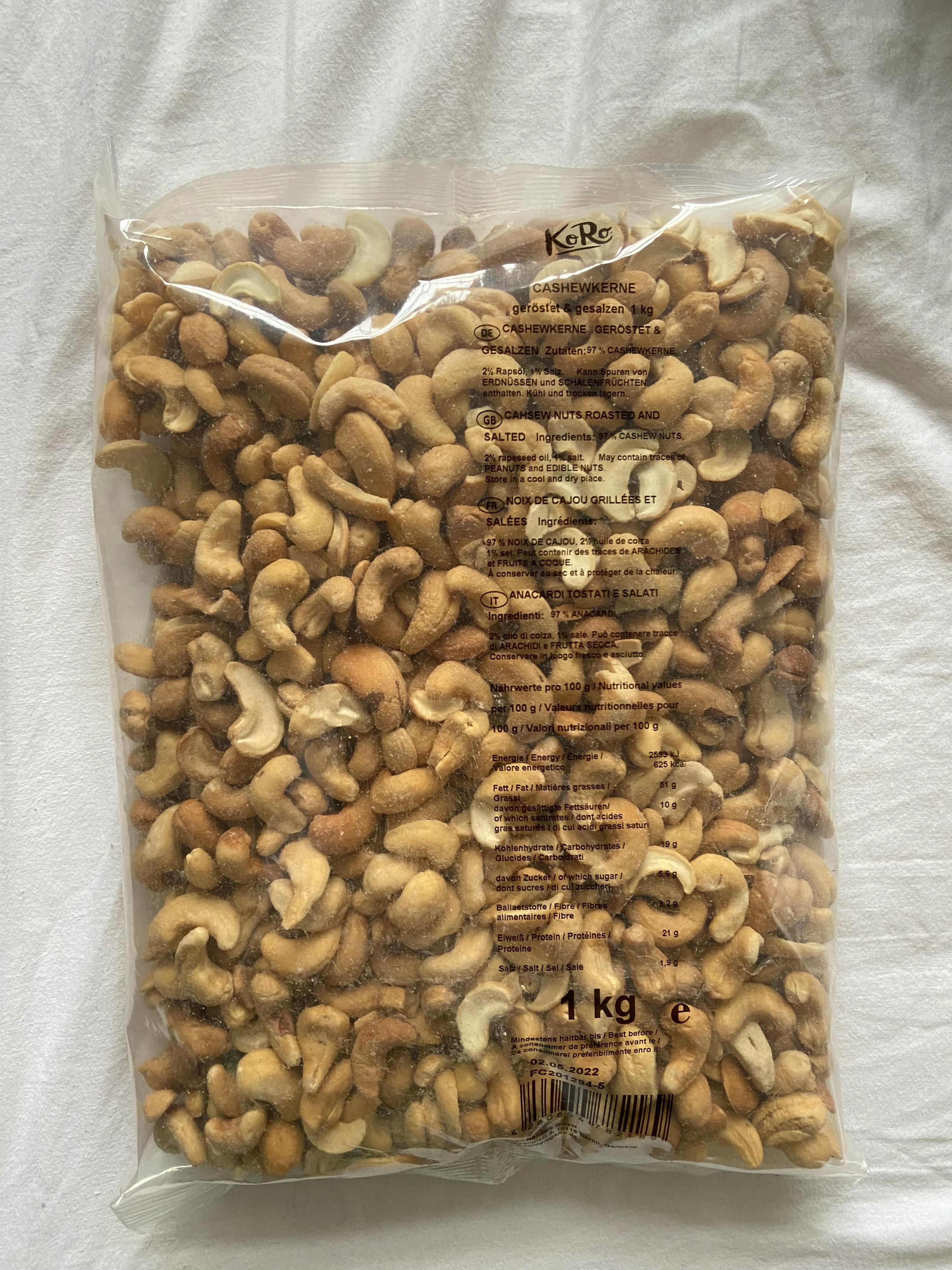 eine Plastiktüte mit einem Gewicht von 1 kg Cashewnüssen