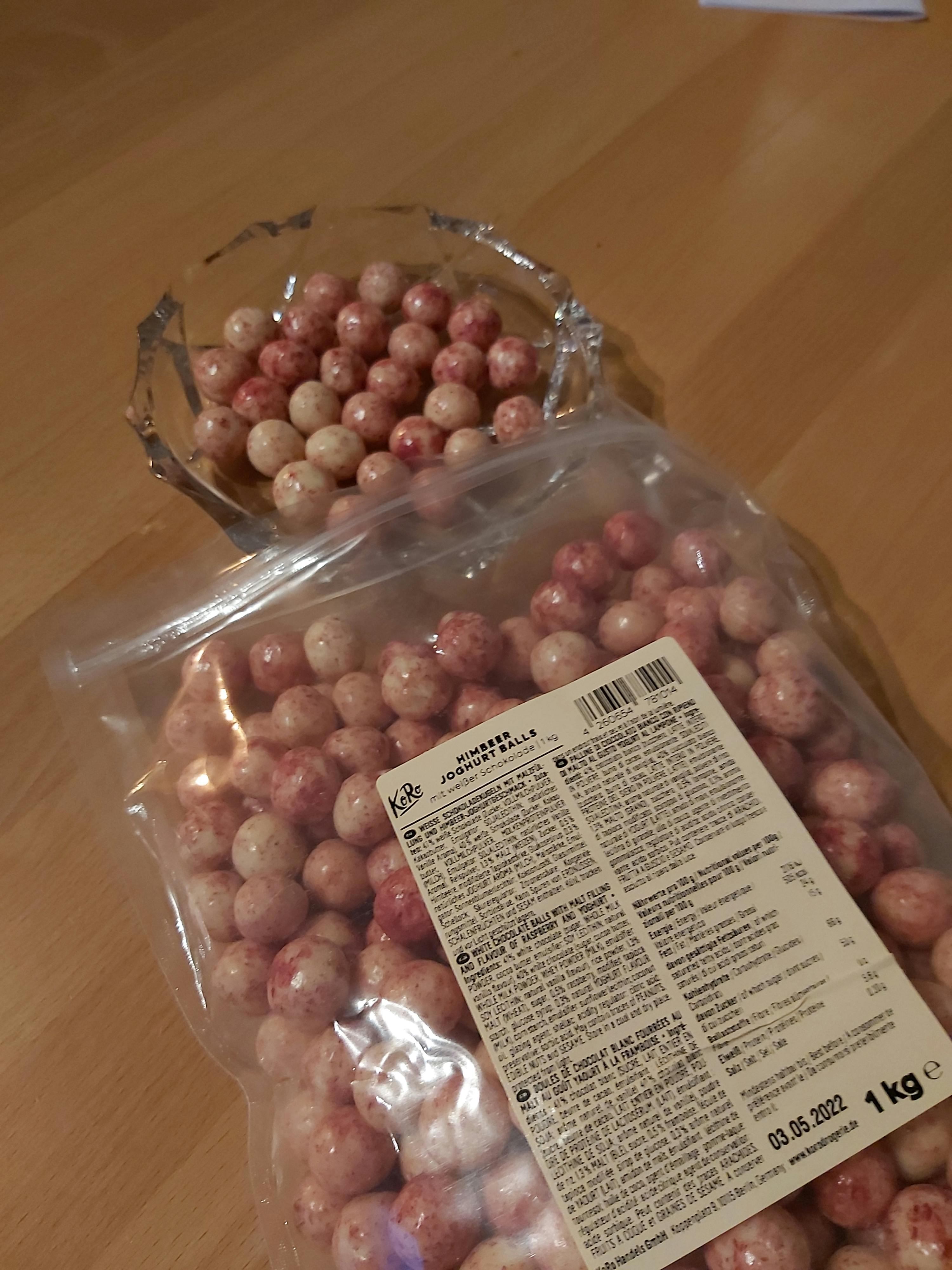 a bag of pink and white balls with a label that says 1 kg