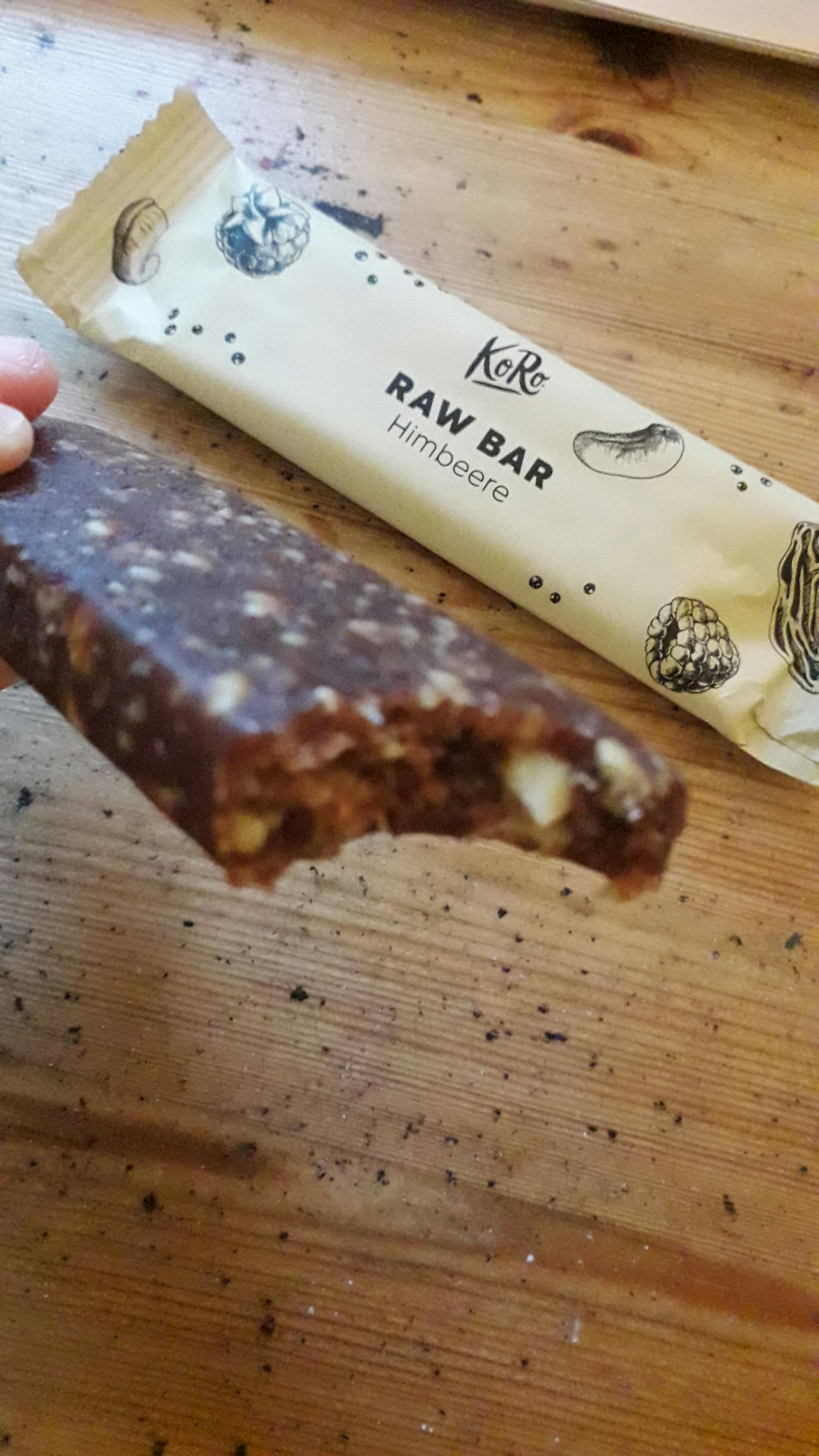 una persona tiene in mano una barretta di cioccolato senza zucchero