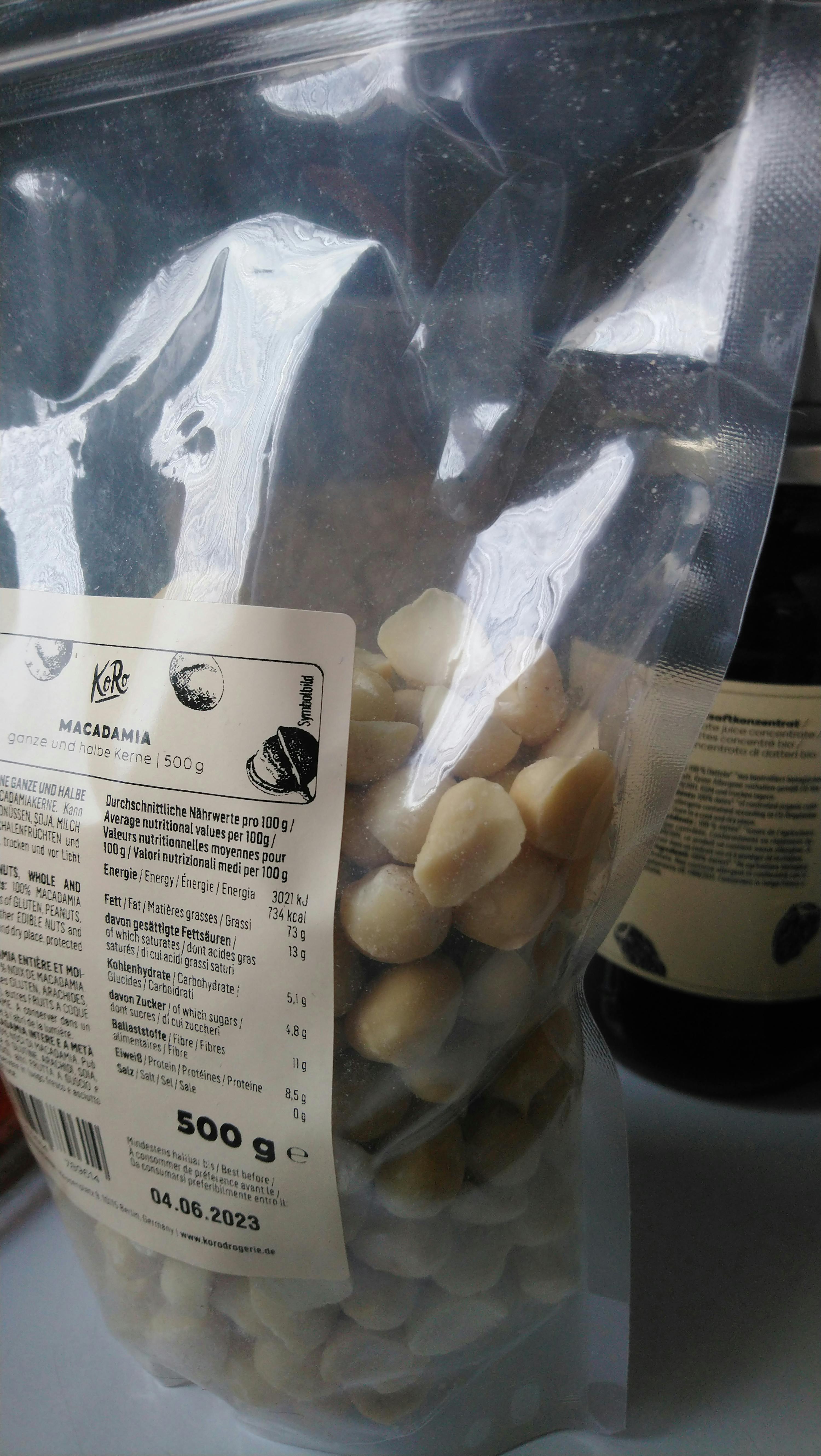 l' etichetta di un sacchetto di mandorle è in lingua italiana