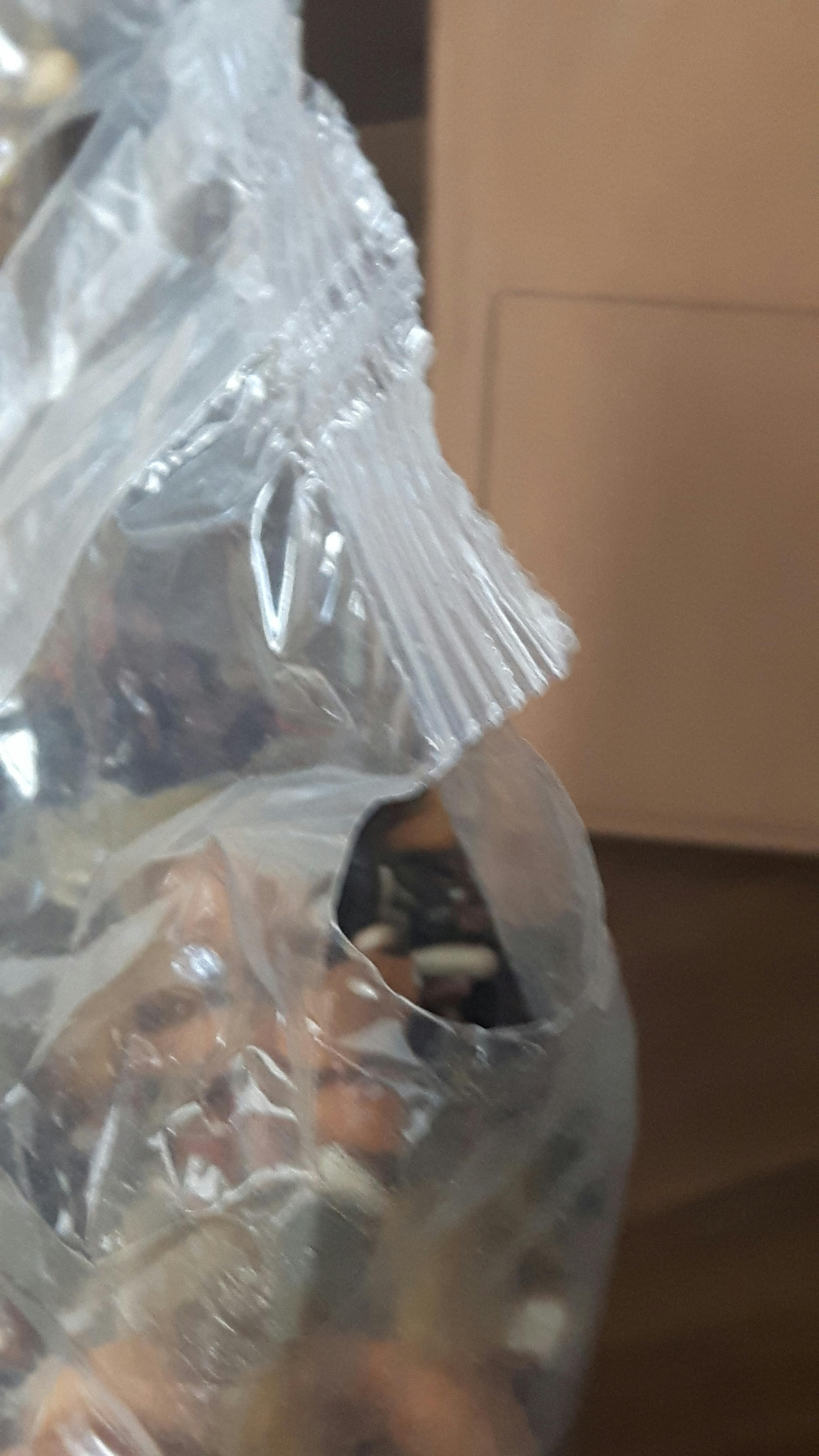 eine Nahaufnahme einer Plastiktüte mit einem Loch in der Mitte