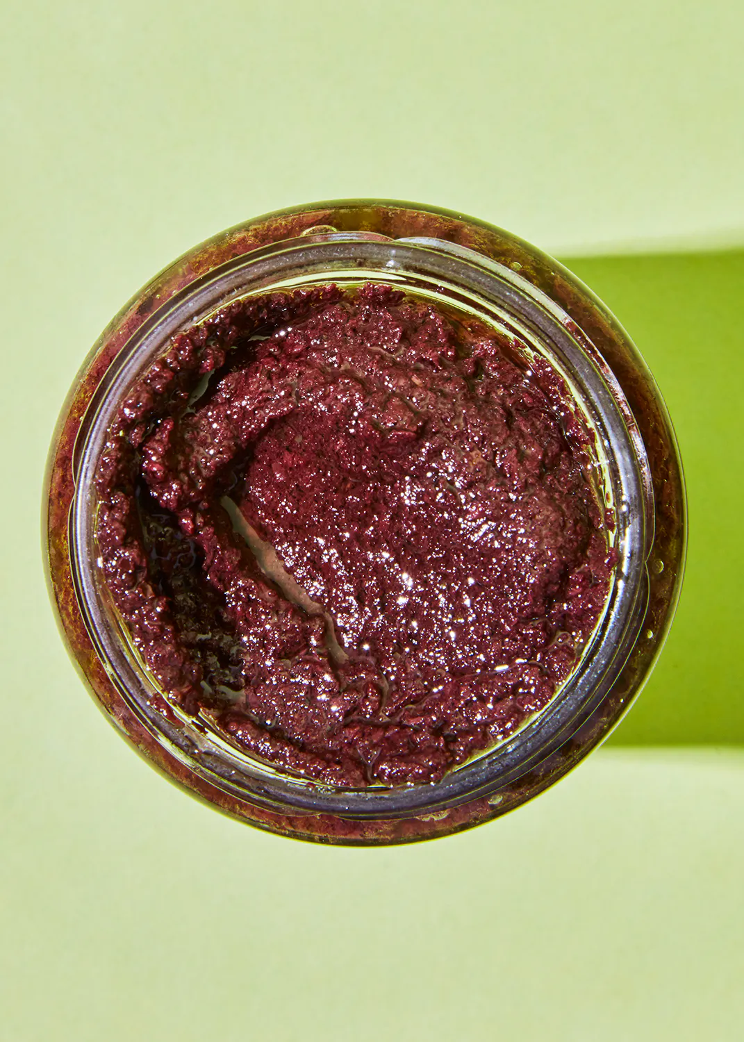 un gros plan d' un bocal en verre rempli de sauce violette