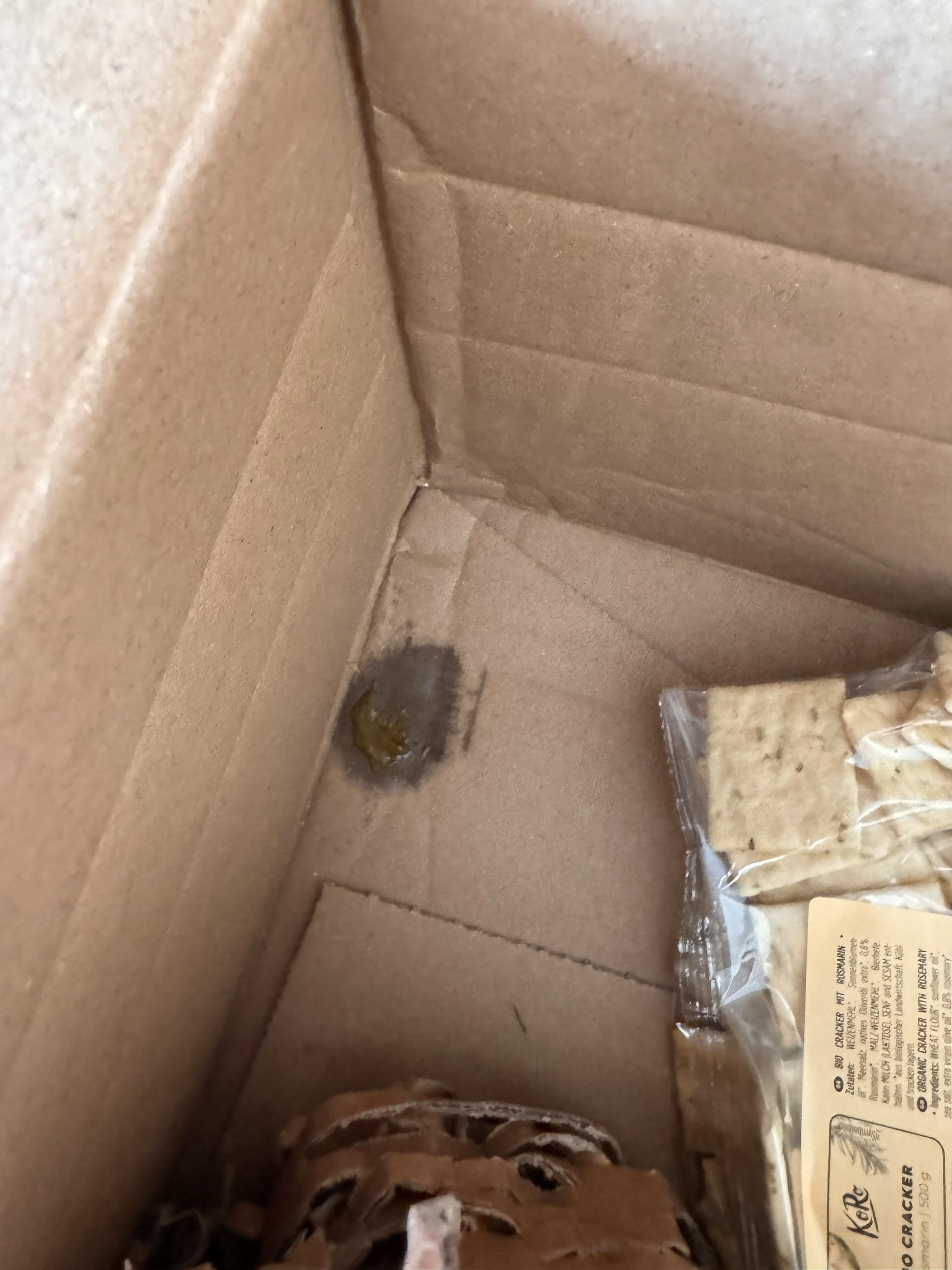 une boîte en carton avec un sac de craquelins à l' intérieur