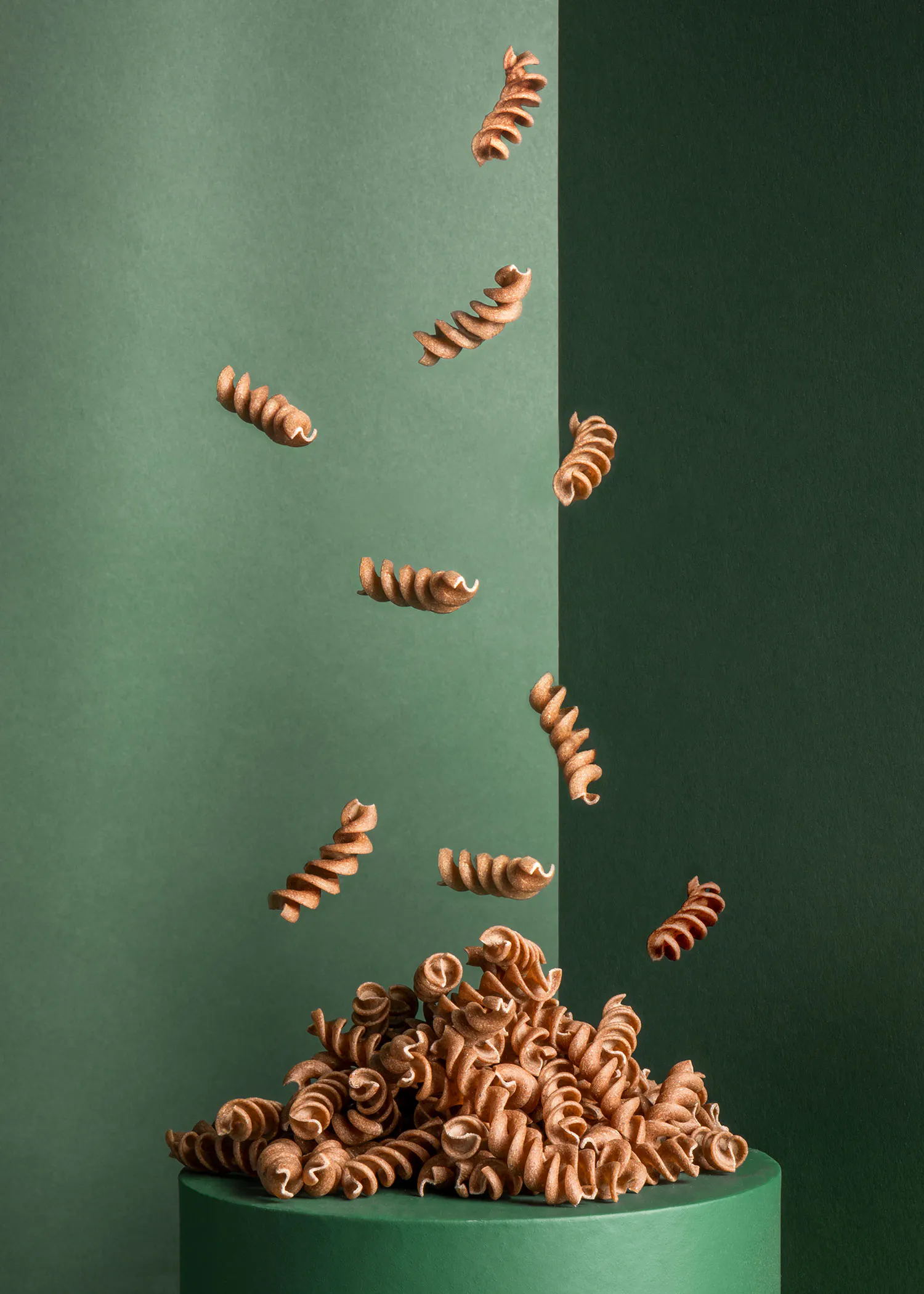 Nudeln fallen auf einen grünen Ständer