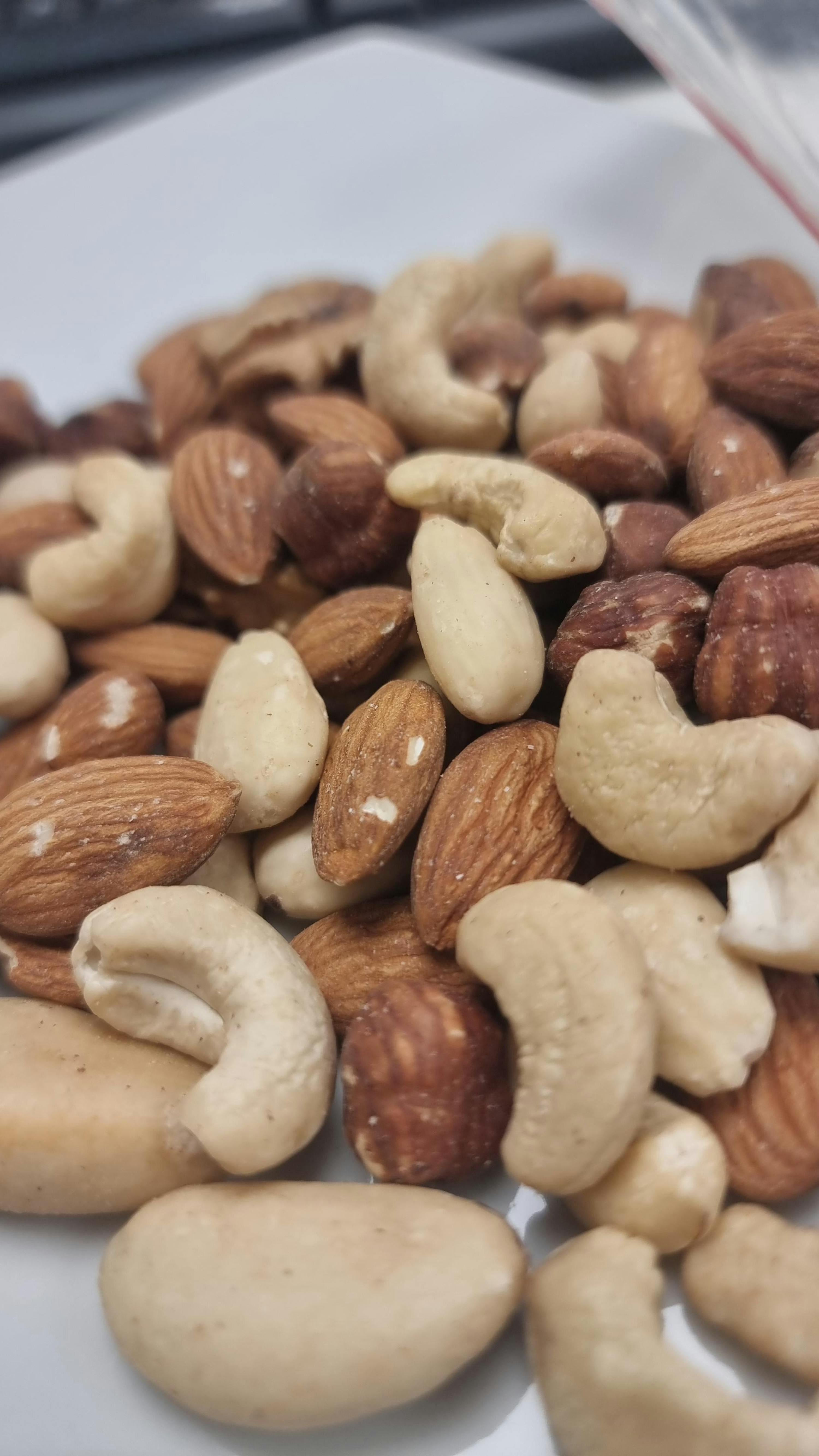 un tas de noix dont les amandes et les noix de cajou