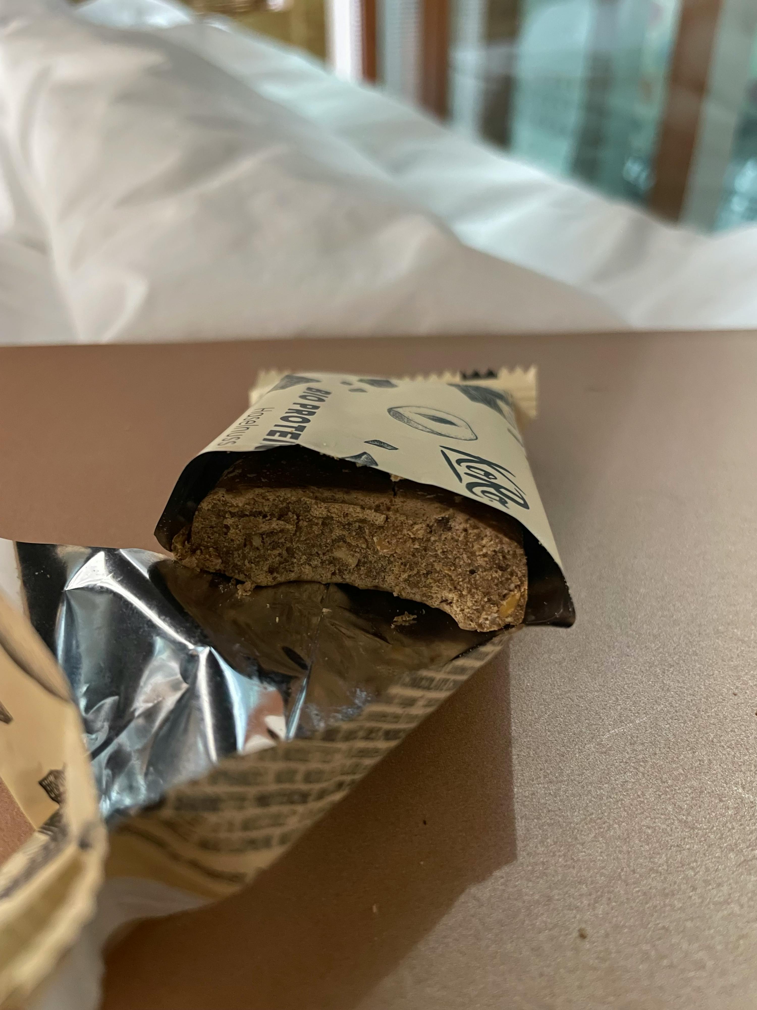 eine Nahaufnahme einer Schokoladenstange mit der Aufschrift " no protein "