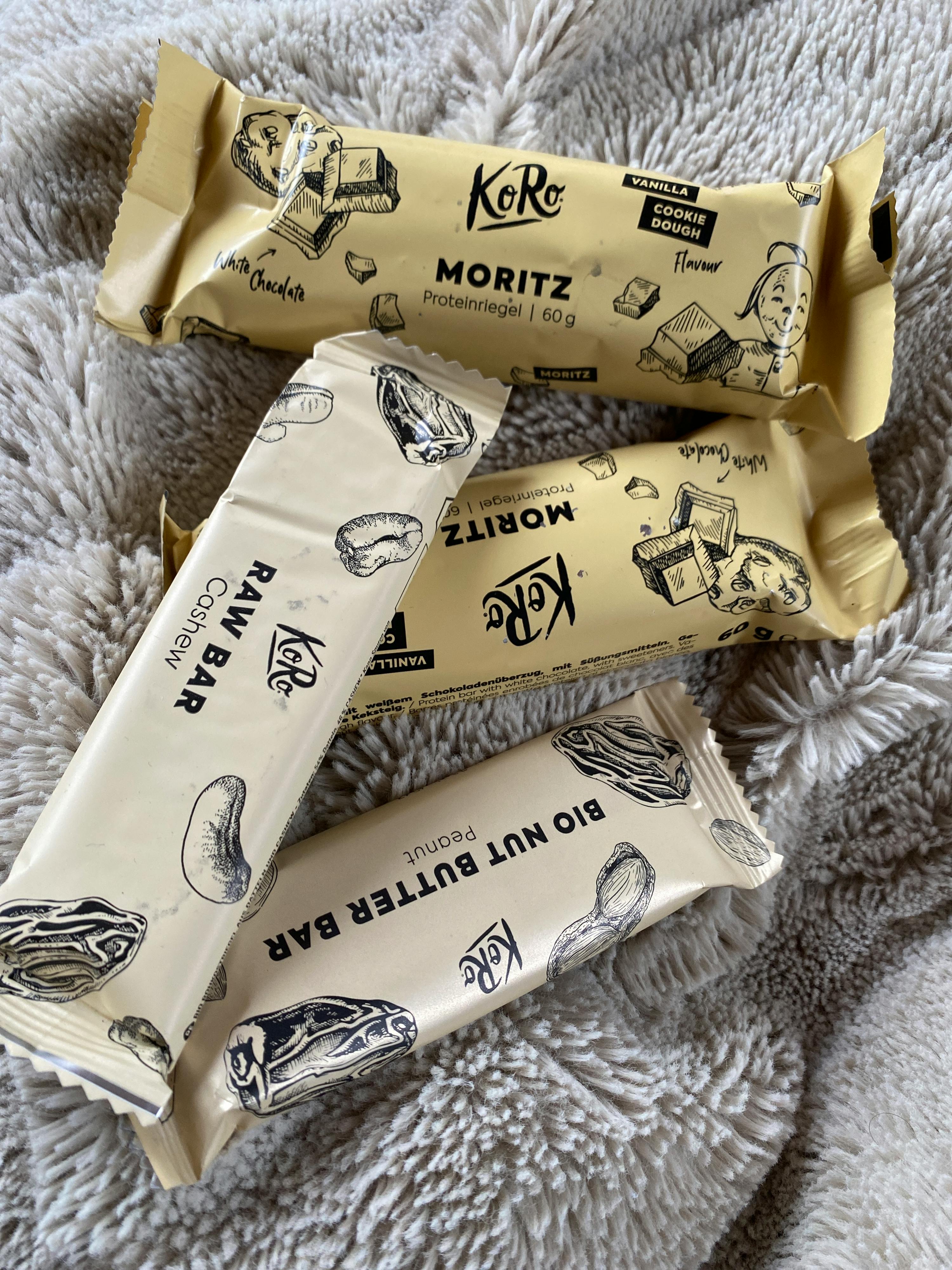 tre barrette di burro di arachidi moritz sono sedute uno accanto all'altro