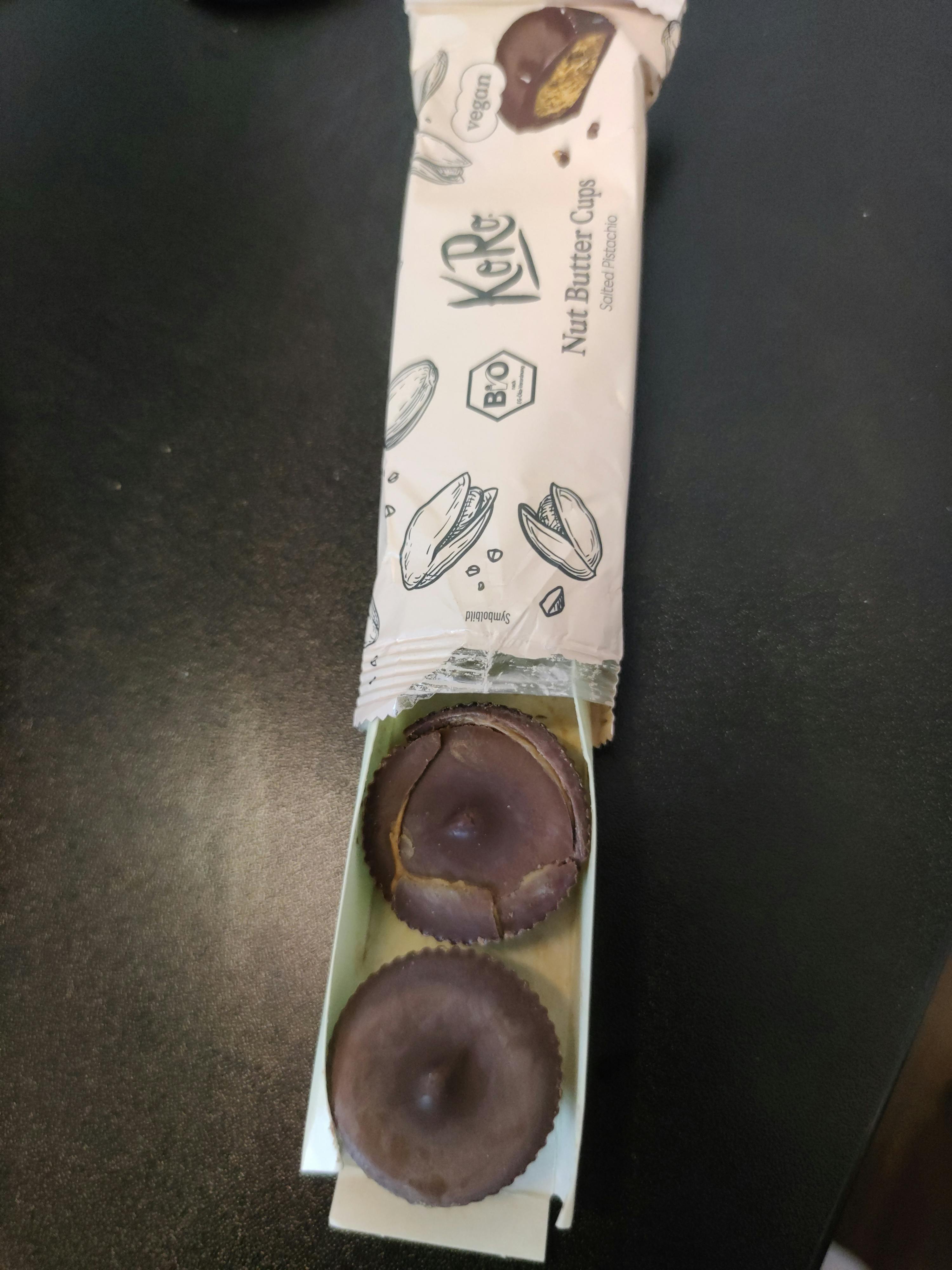 un paquet de bouchées de beurre de noix avec deux bouchées ouvertes