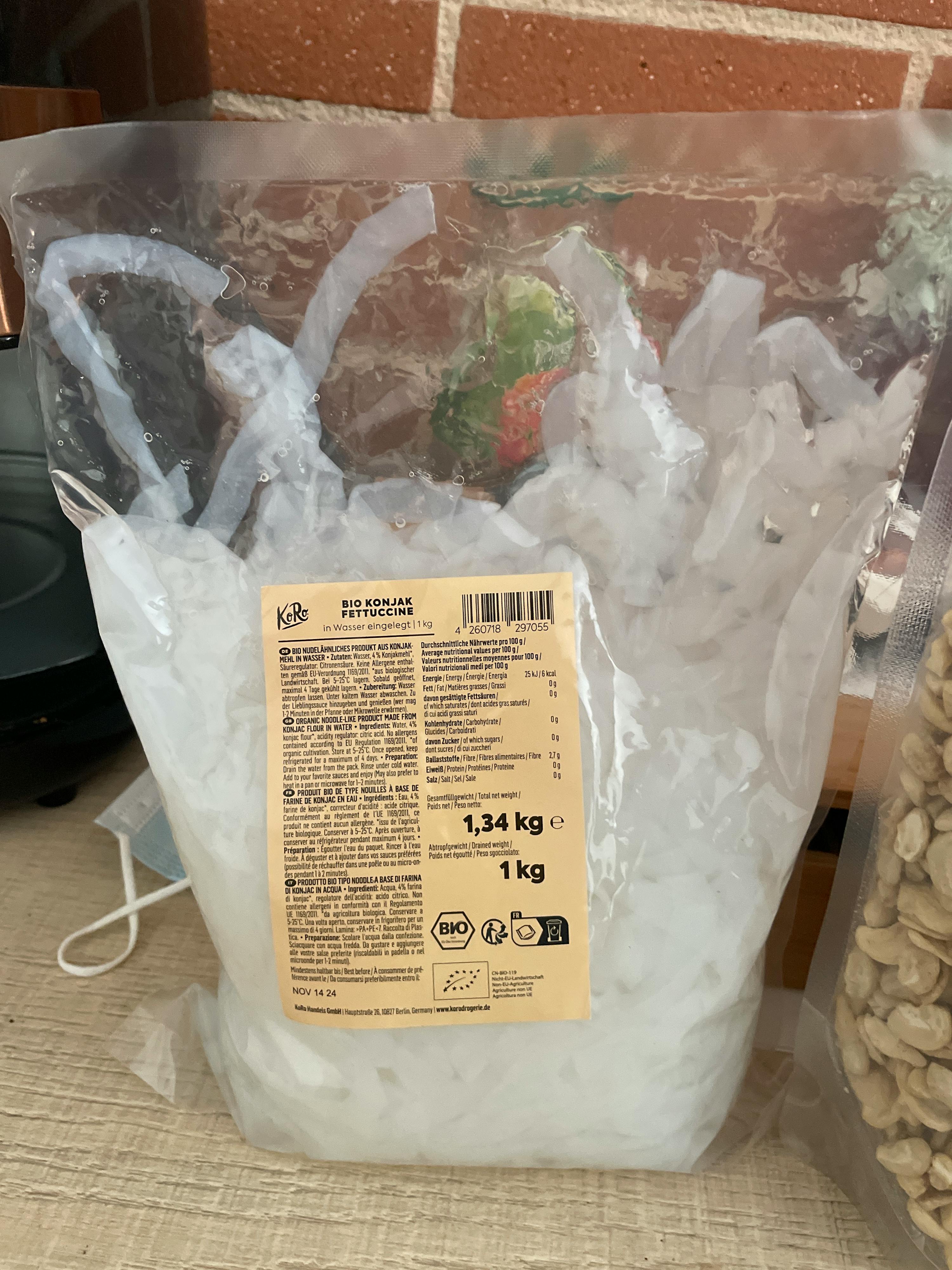 ein weißer Plastikbeutel mit einem Etikett , das 1.34 kg sagt