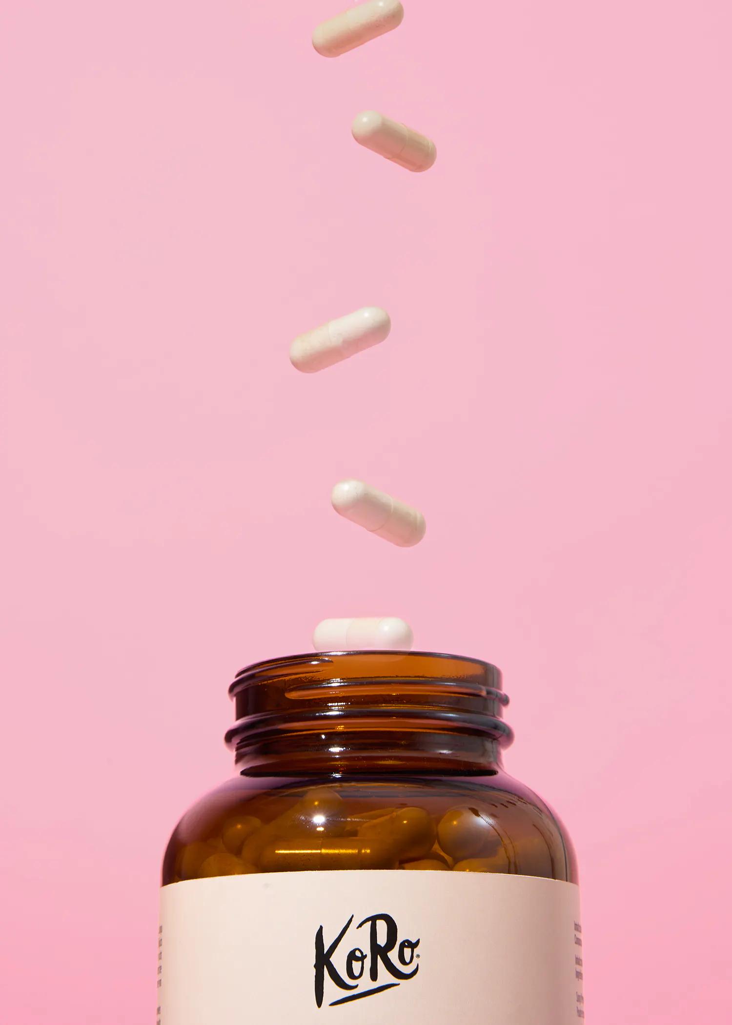 Pillen fallen aus einer Karamellflasche mit der Aufschrift koro