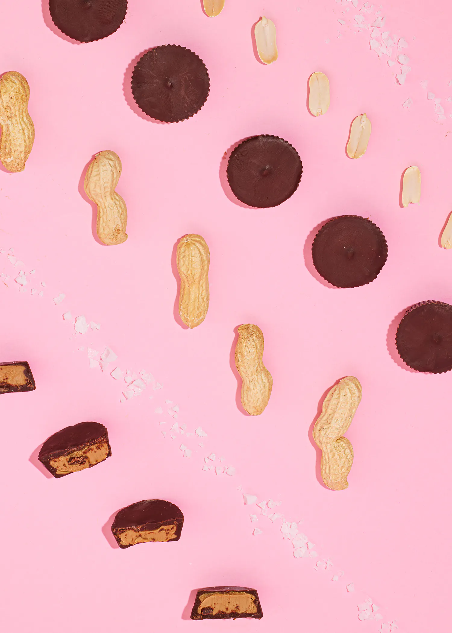 un motif de cacahuètes et de biscuits sur fond rose