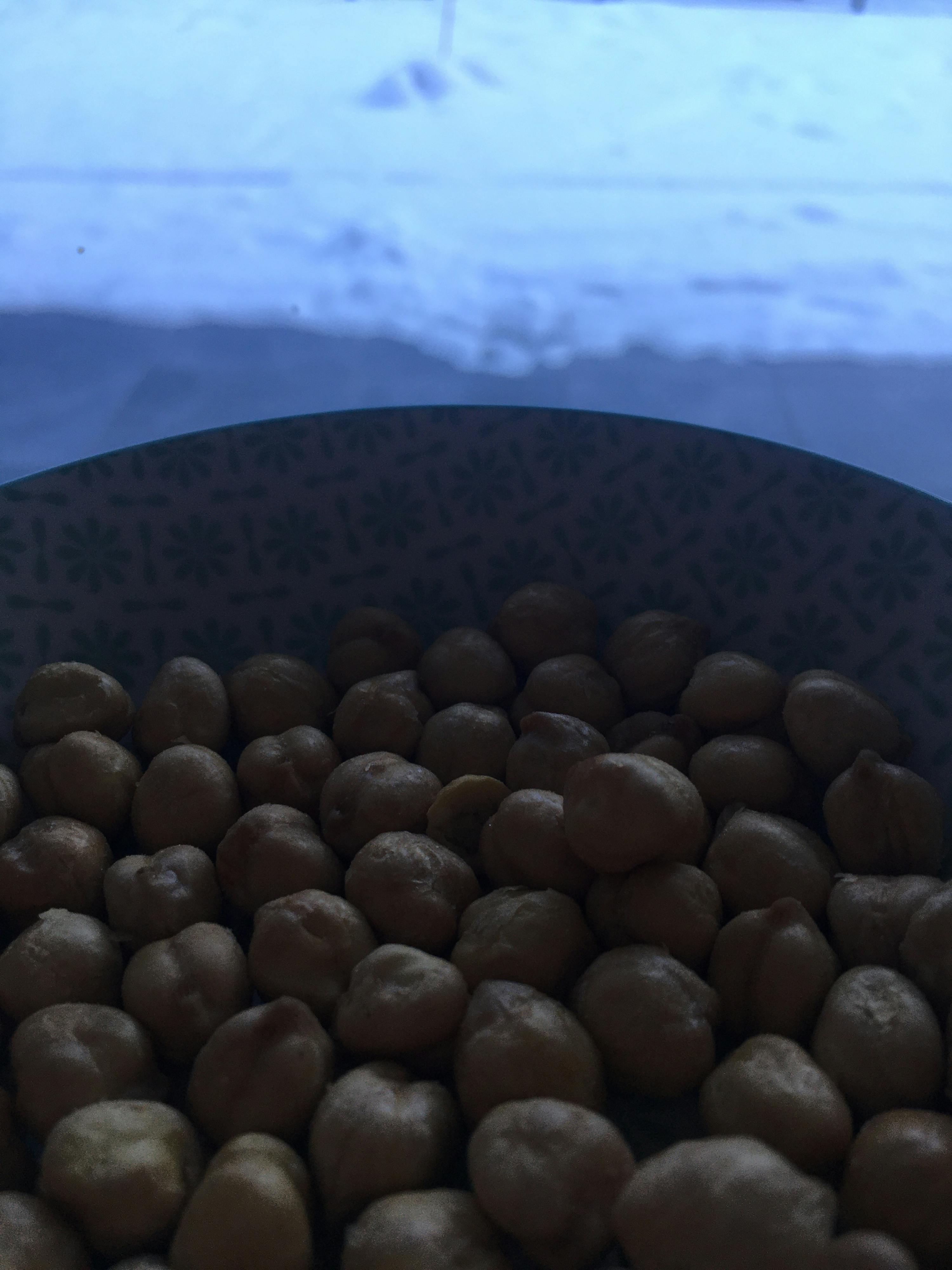 un primo piano di un piatto pieno di ceci