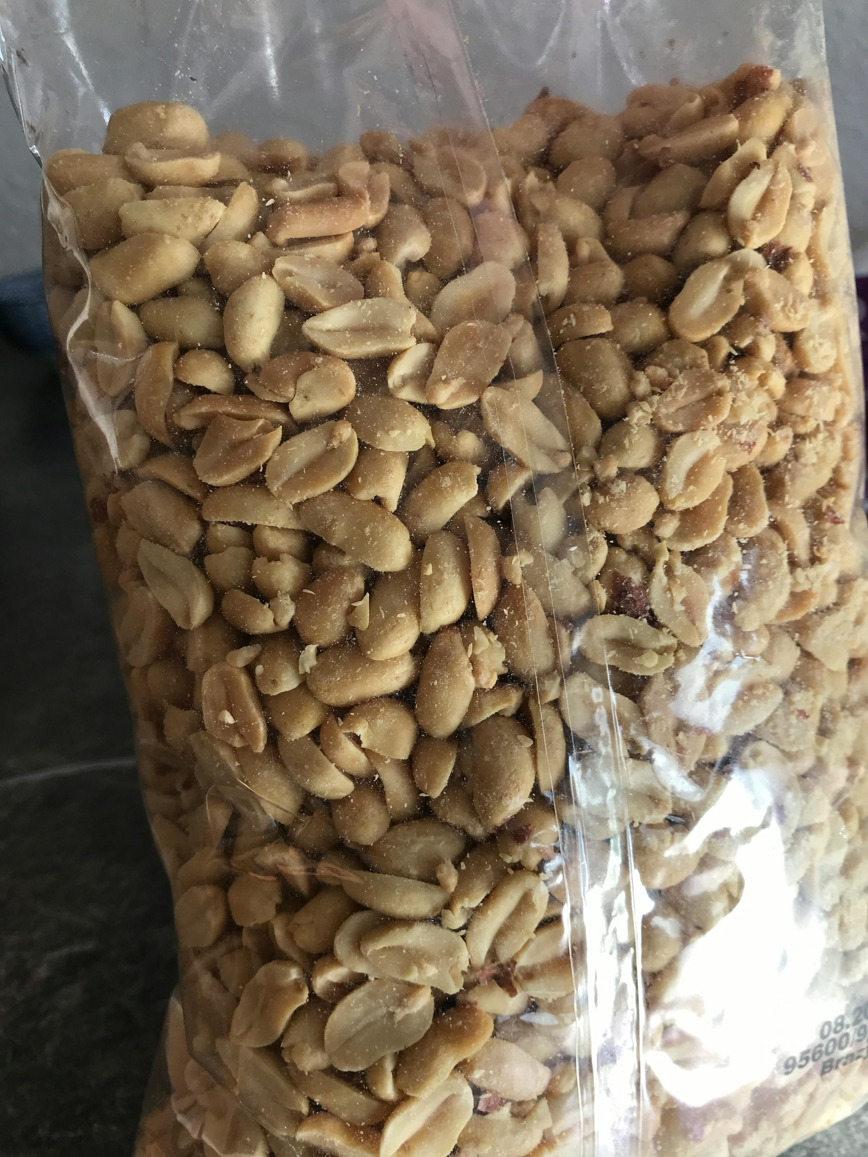 eine Plastiktüte Erdnüsse mit einem Etikett darauf