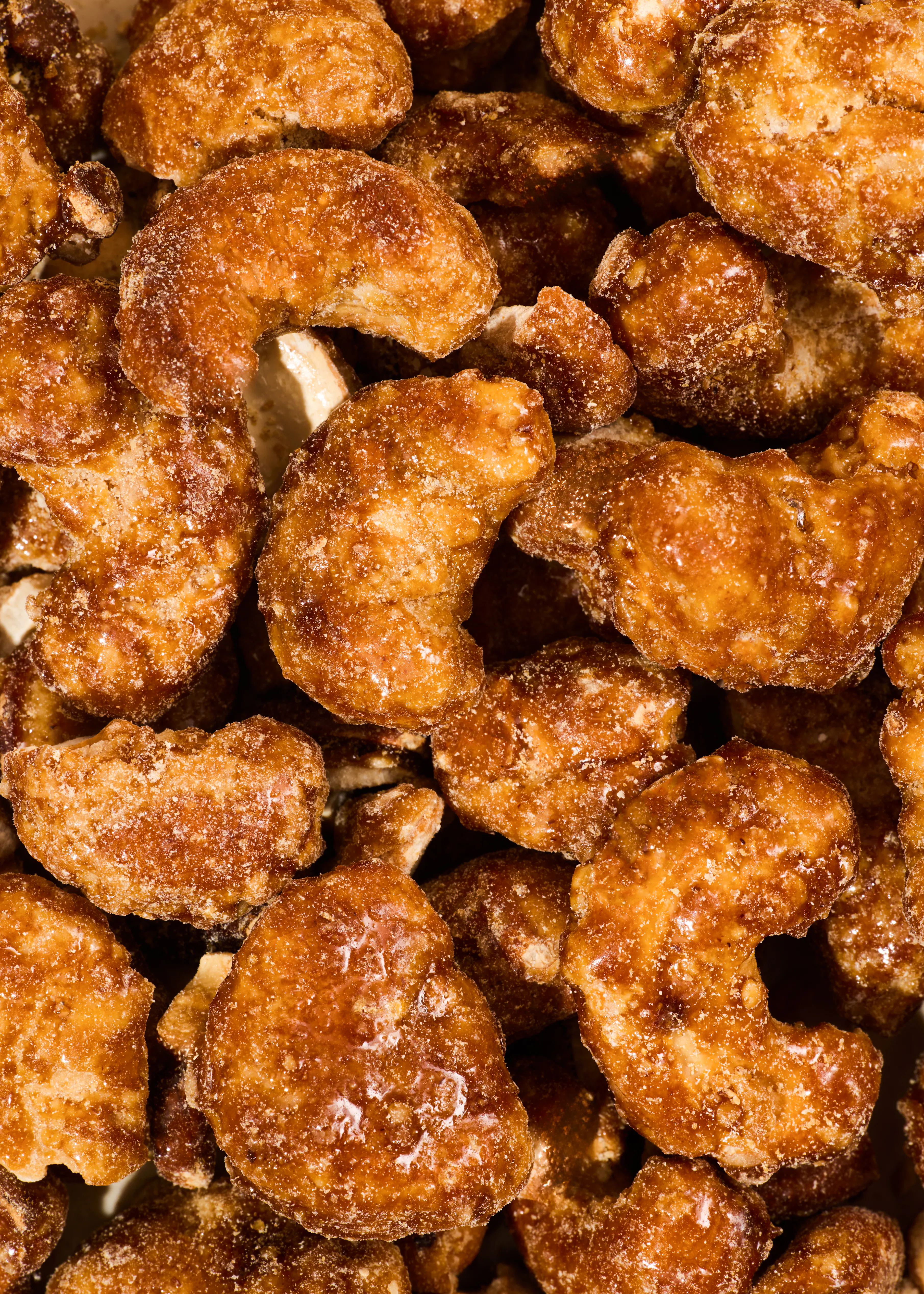 un gros plan d' un tas de noix caramélisées