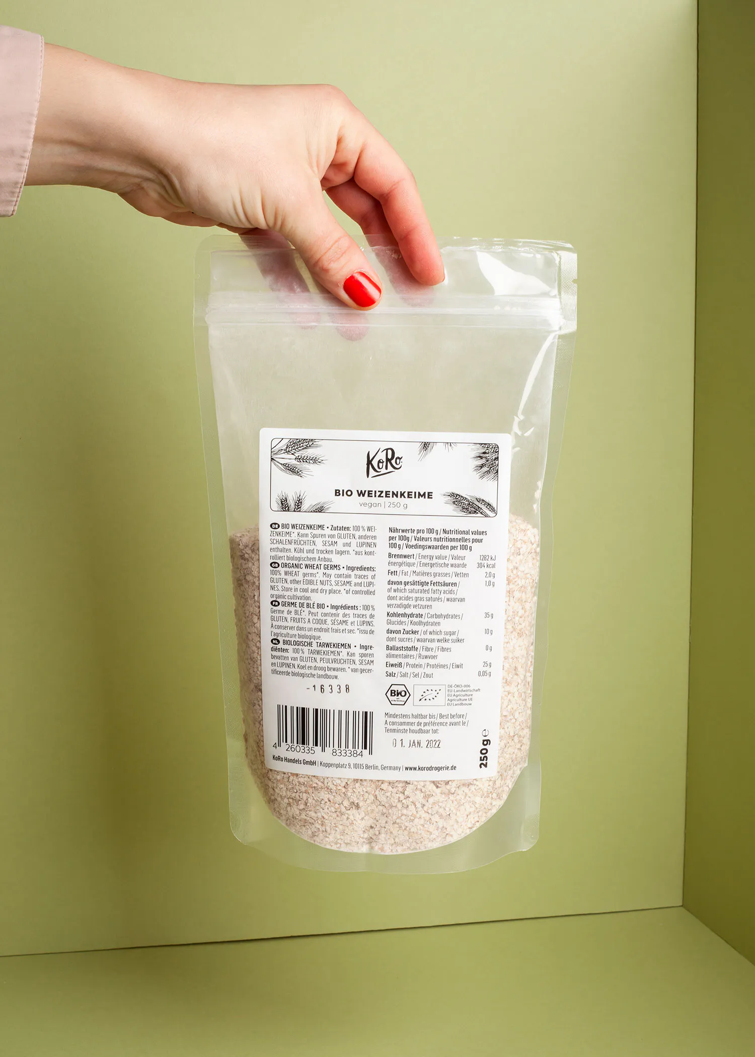 eine Person hält eine Tüte bio Weizenkeime in ihrer Hand