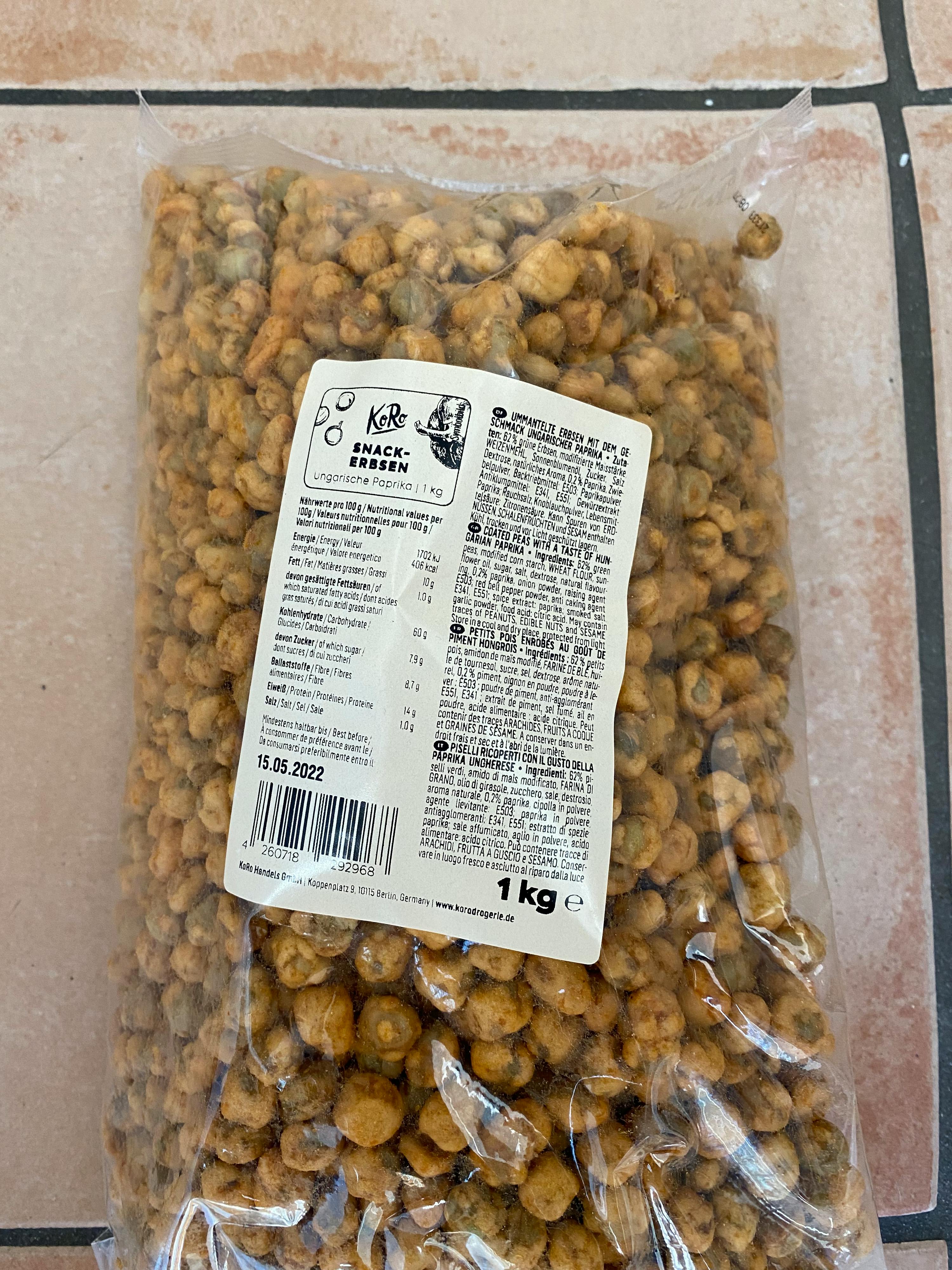 un sacchetto di ceci è seduto su un pavimento di piastrelle