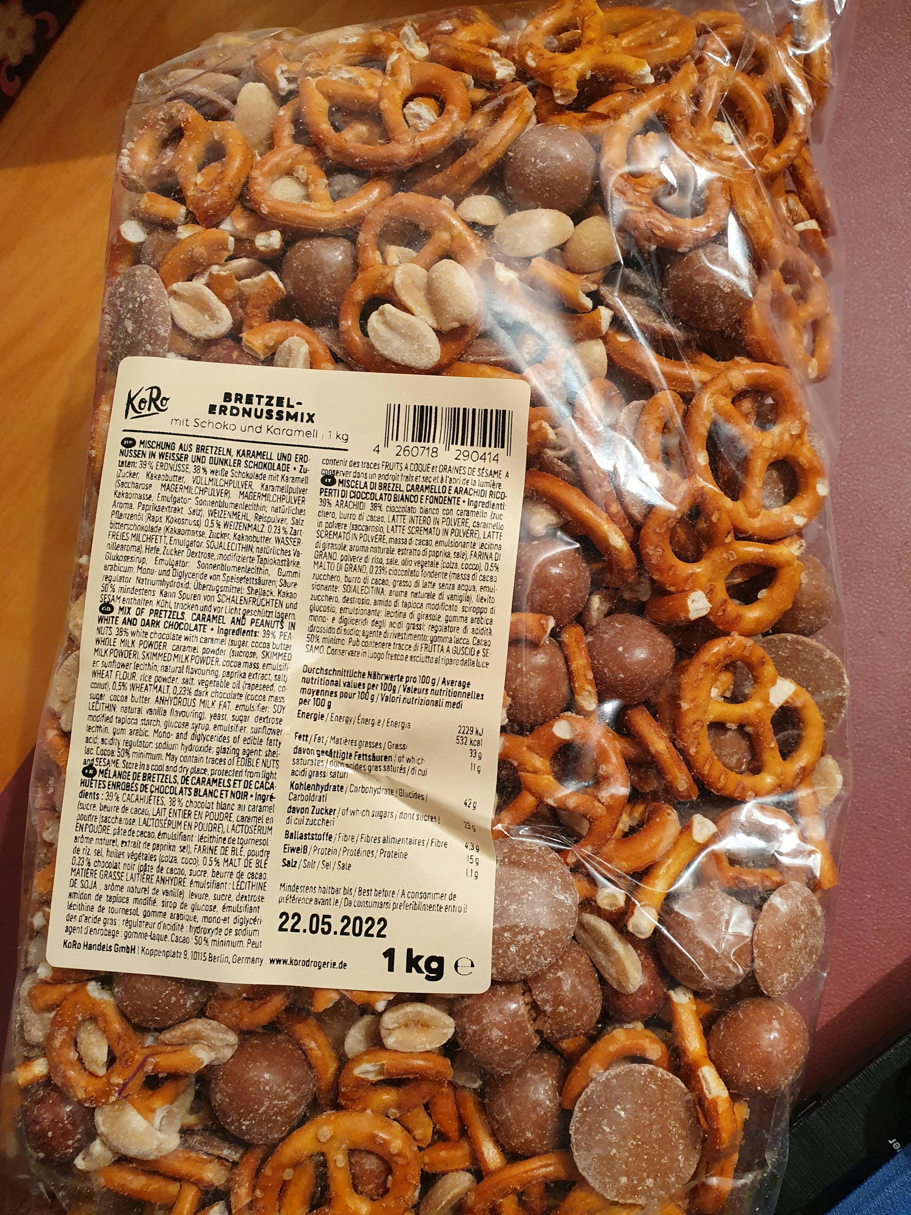 un sac de bretzels , de cacahuètes et de chocolat