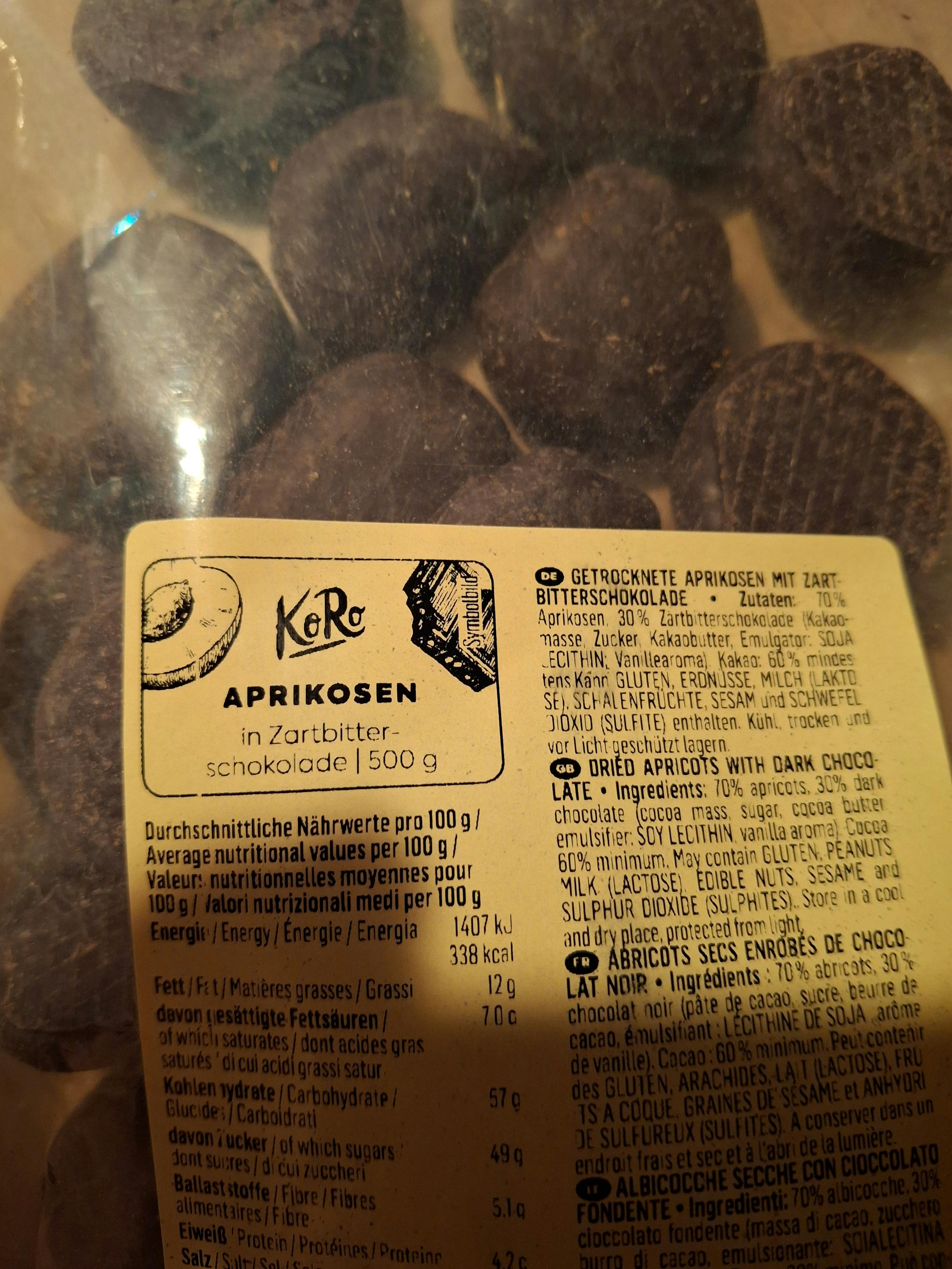 l' arrière d' un sac d' abricots enrobés de chocolat noir