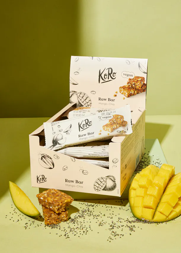 une boîte de barres de mangue et de chia assise sur une table