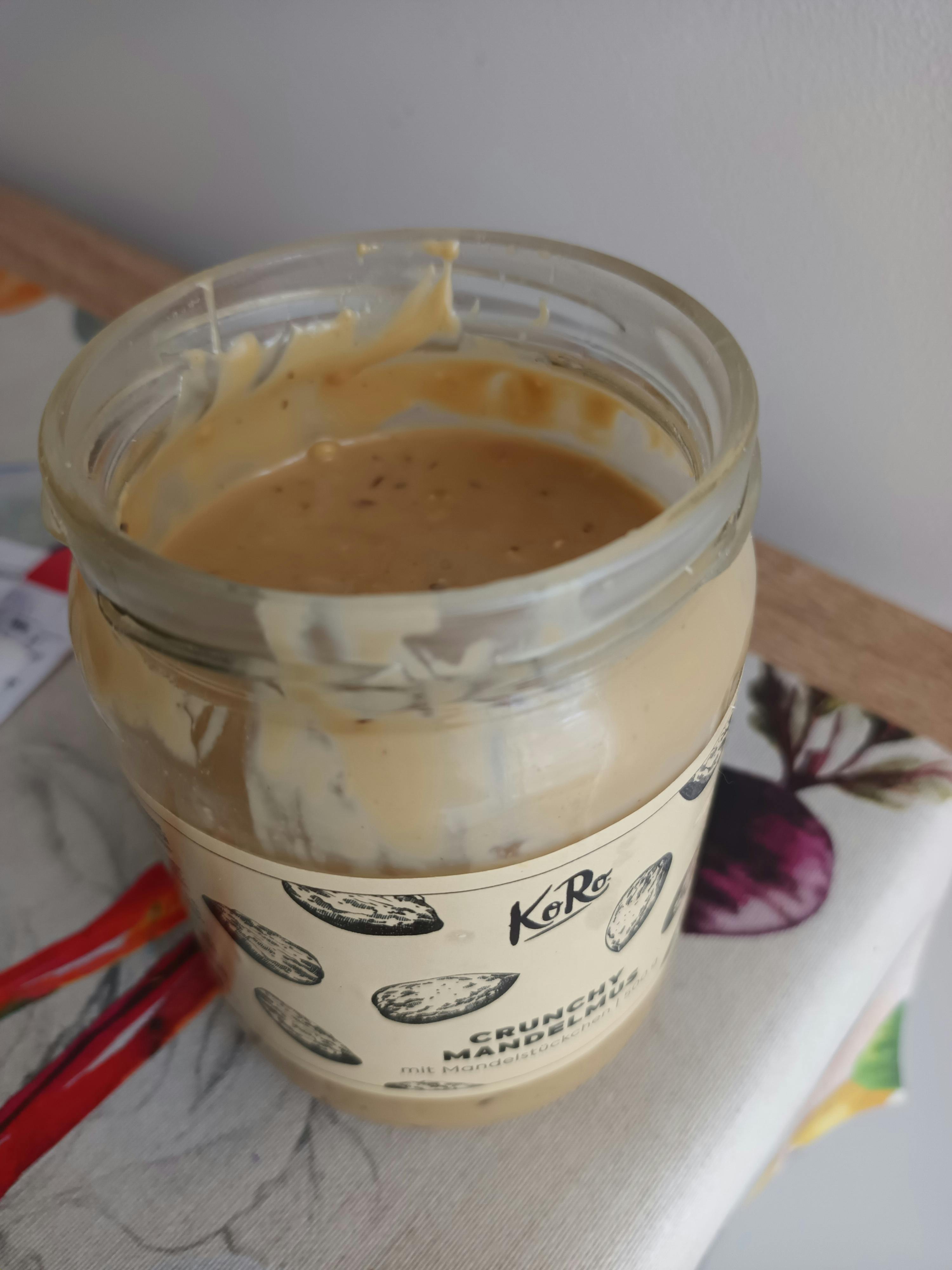 un bocal de beurre de cacahuètes avec une étiquette blanche