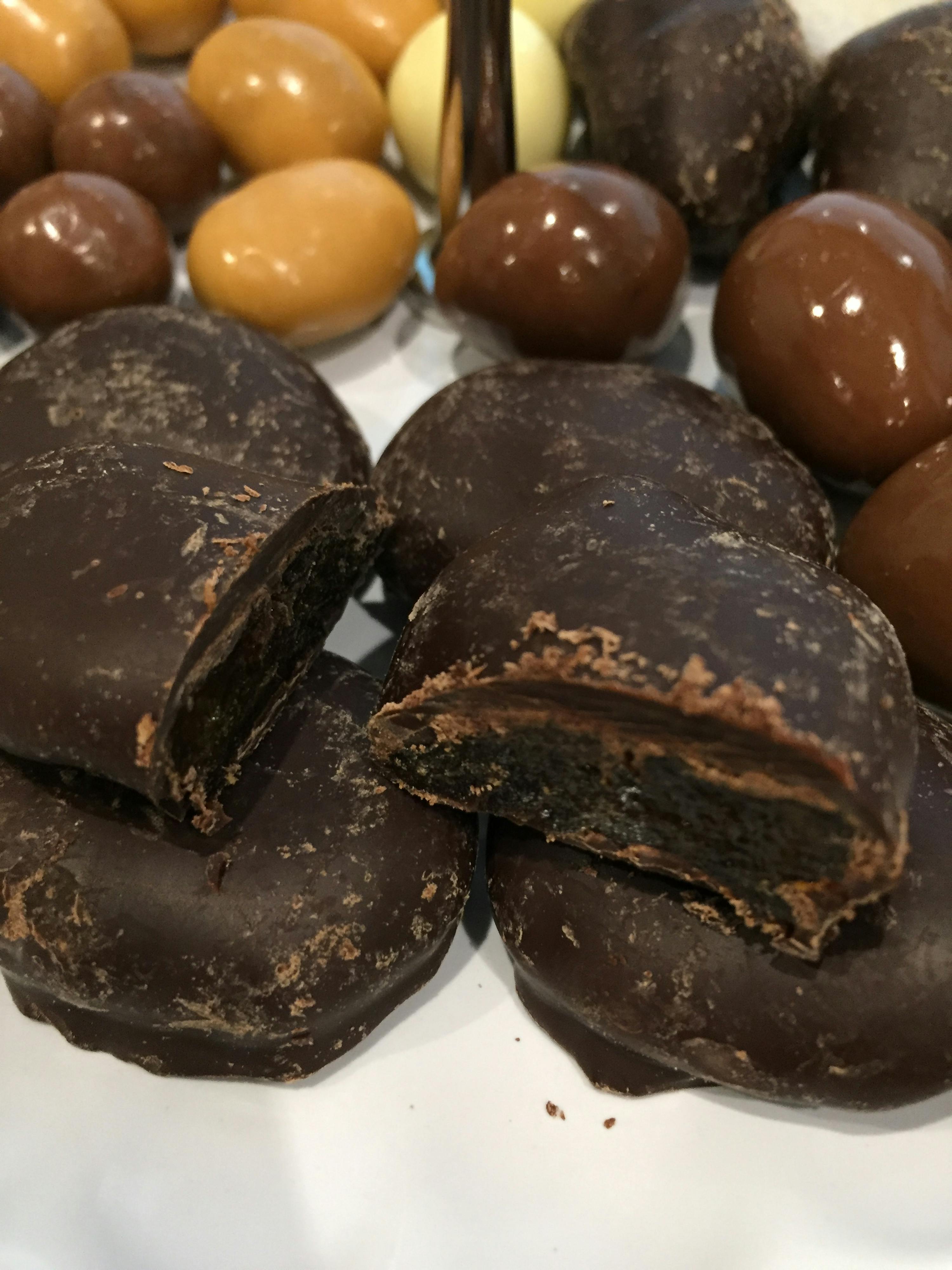 eine Nahaufnahme von Schokoladenstücken auf einem Tisch