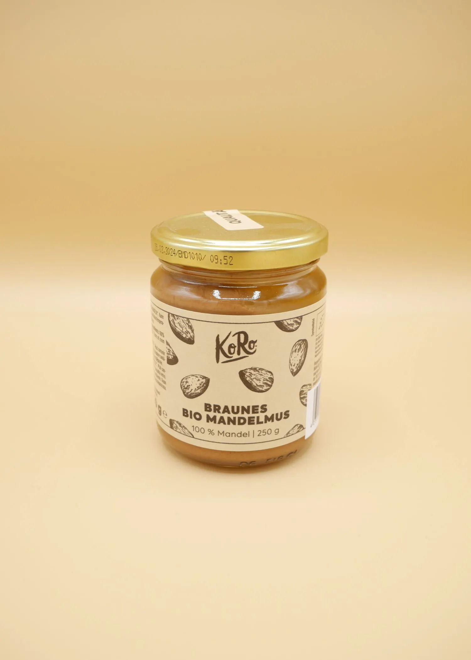 un bocal de braunes bio mandelmus est posé sur un fond beige