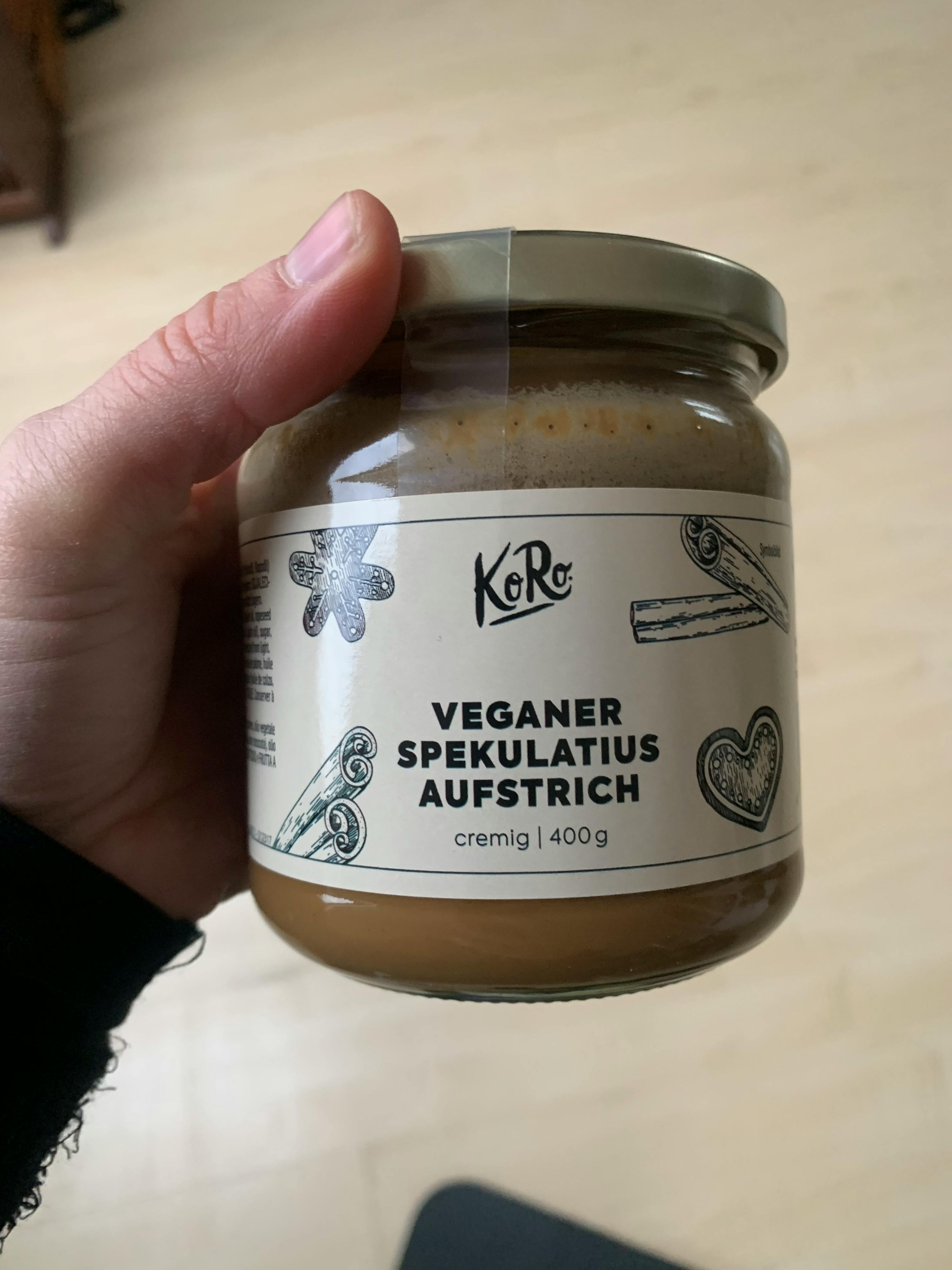 eine Person hält ein Glas veganer spekulatius aufstrich in ihrer Hand