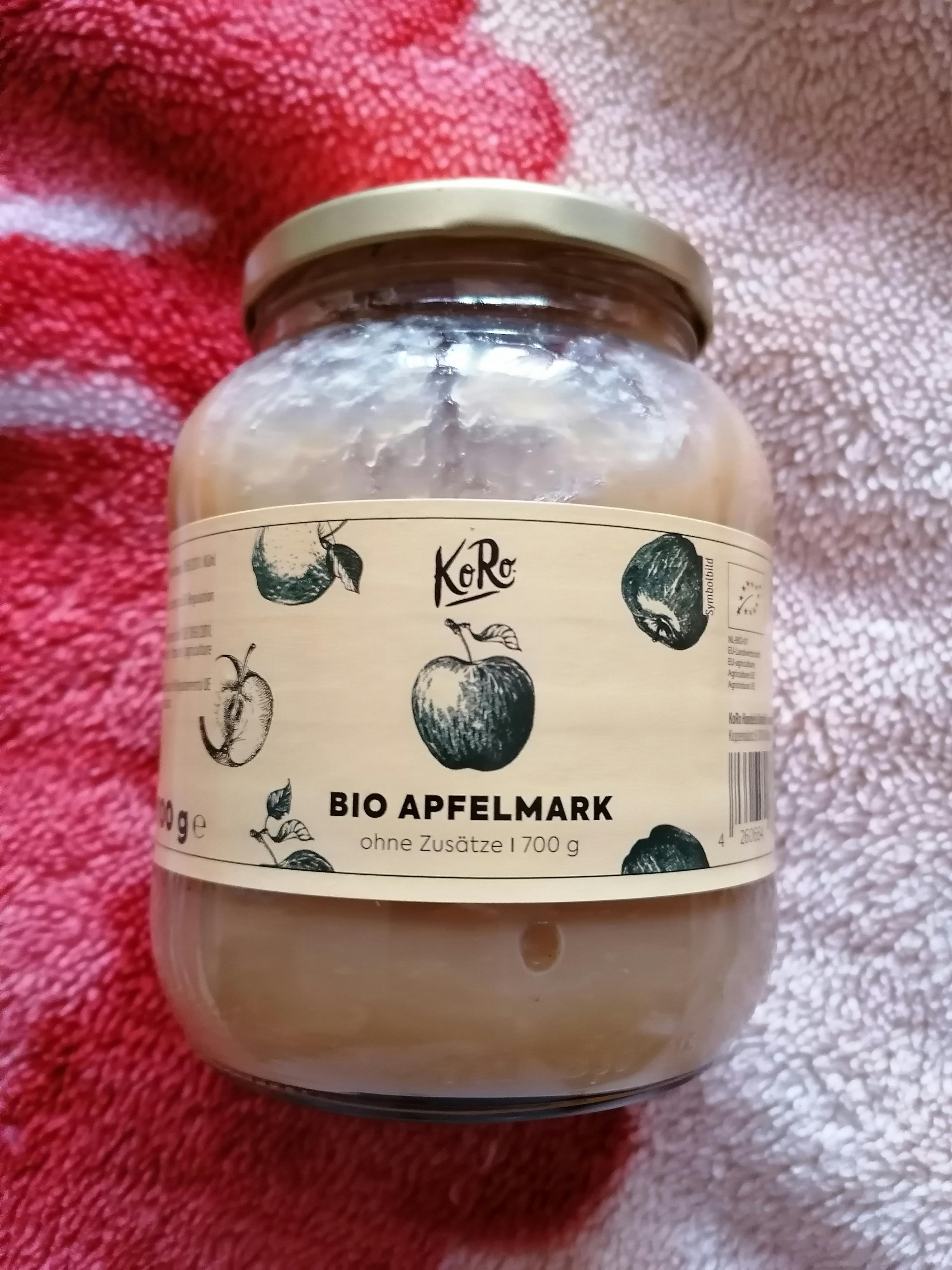 un barattolo di cibo bio è seduto su una coperta rossa