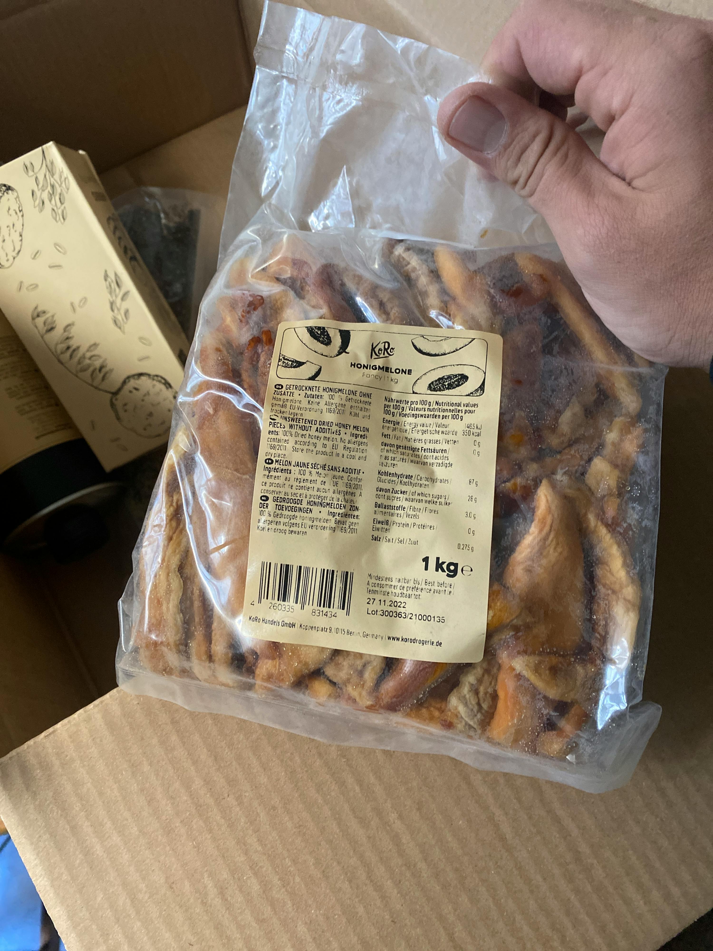 Eine Person hält einen Plastikbeutel mit einem Etikett auf der Rückseite ..