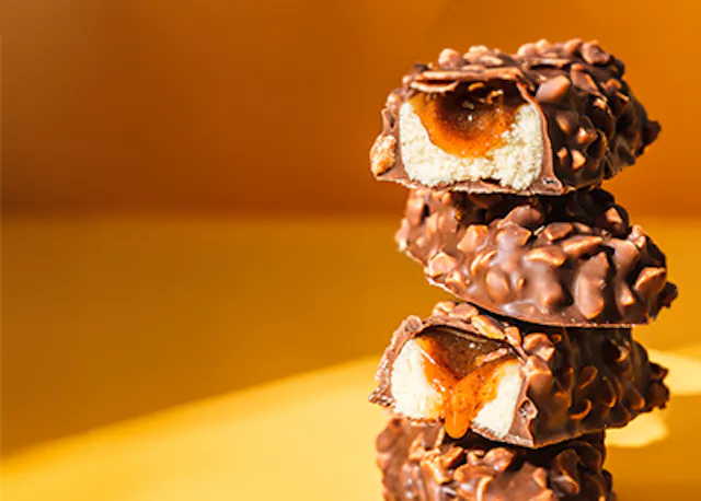 drei Schokoladenriegel stapeln sich aufeinander