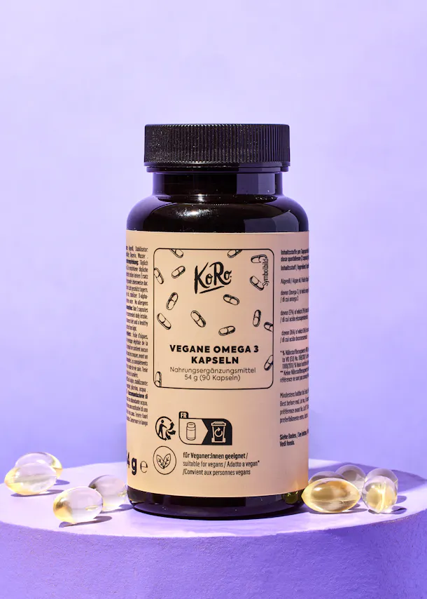 eine Flasche vegane omega 3 kapseln steht auf einem Tisch